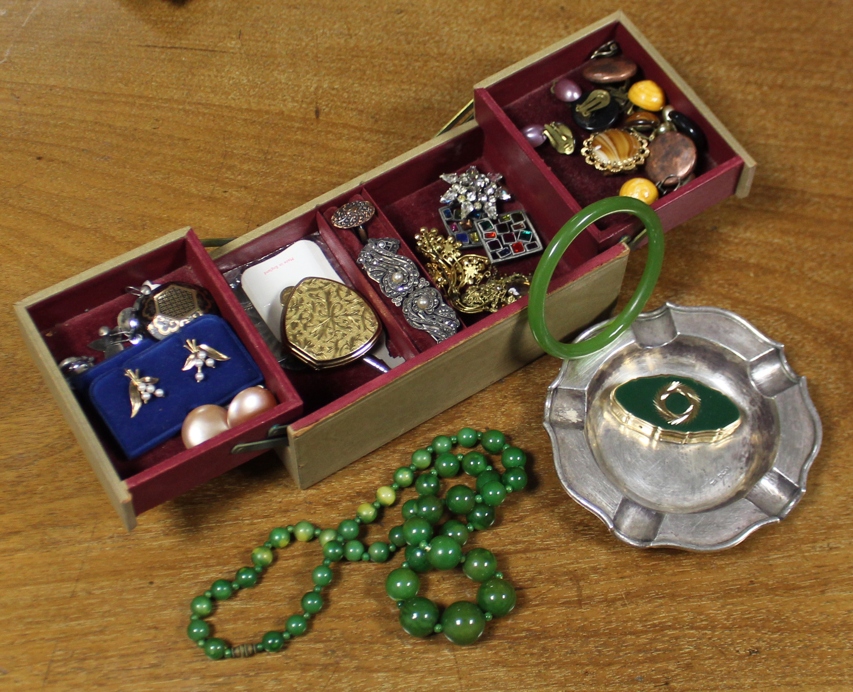 A quantity of costume jewellery.