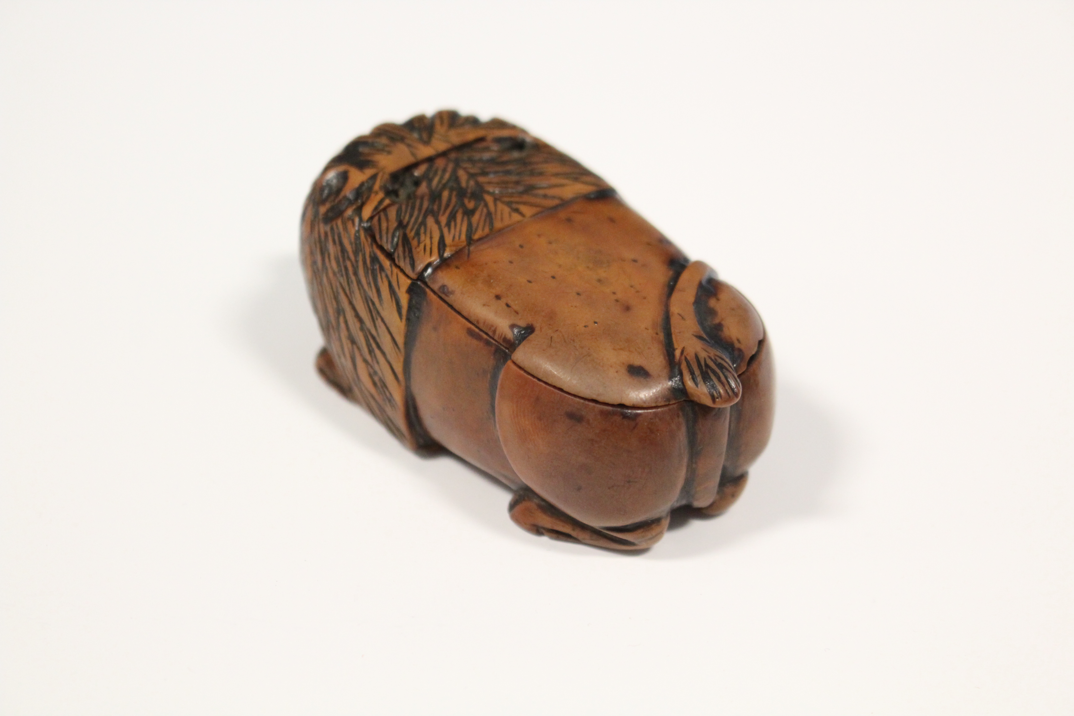 A 19th century coquilla-nut snuff box carved in the form of a crouching lion, with inset glass - Image 3 of 6