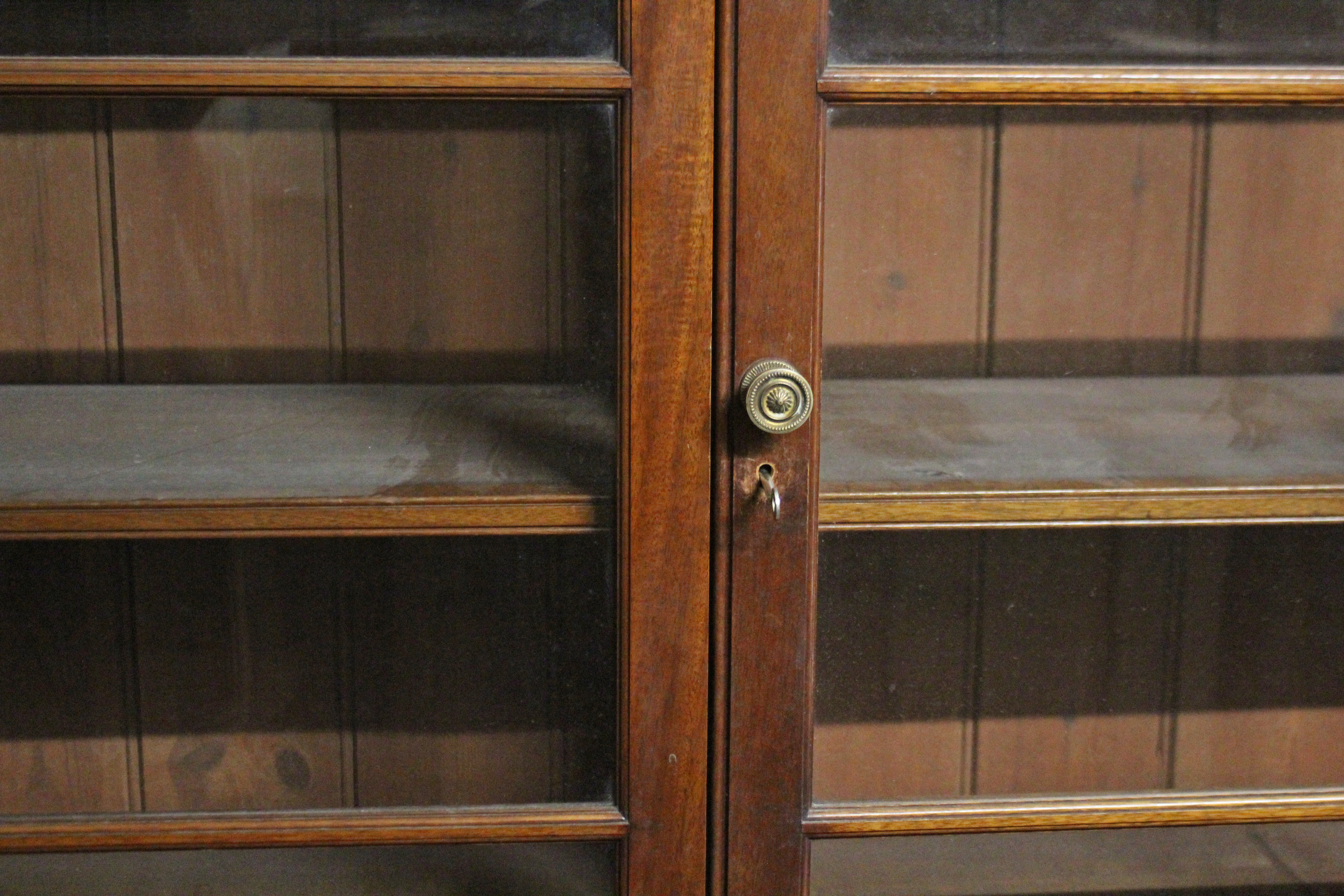 AN EARLY VICTORIAN MAHOGANY BOOKCASE, with moulded cornice above four graduated shelves enclosed - Image 4 of 10