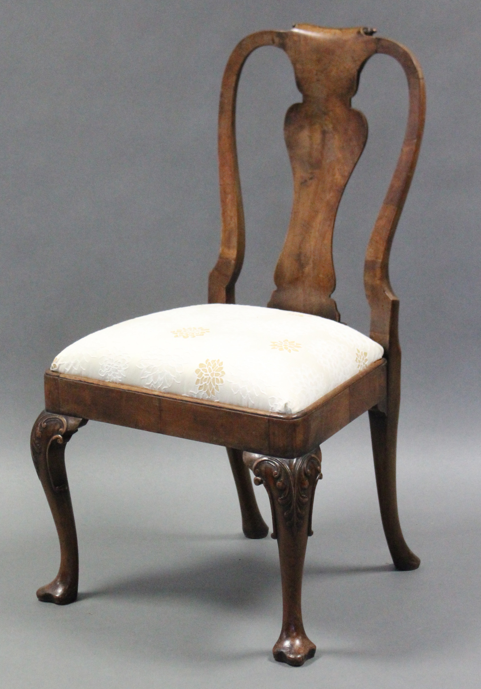 A George I style walnut dining chair with shaped splat back, padded drop-in seat & carved cabriole