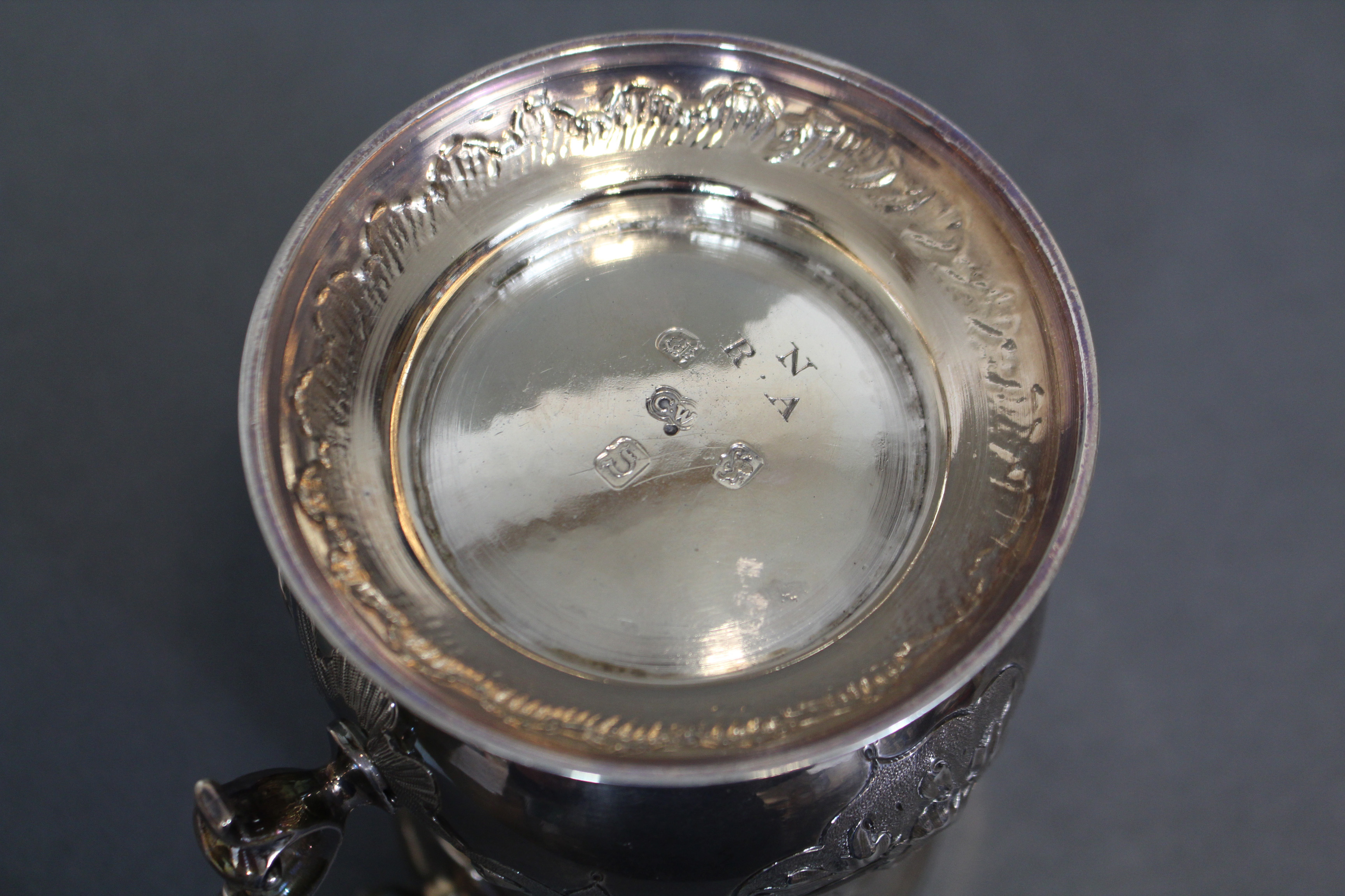 A GEORGE III SILVER TANKARD, the baluster body with embossed decoration of leaf scrolls around a - Image 5 of 5