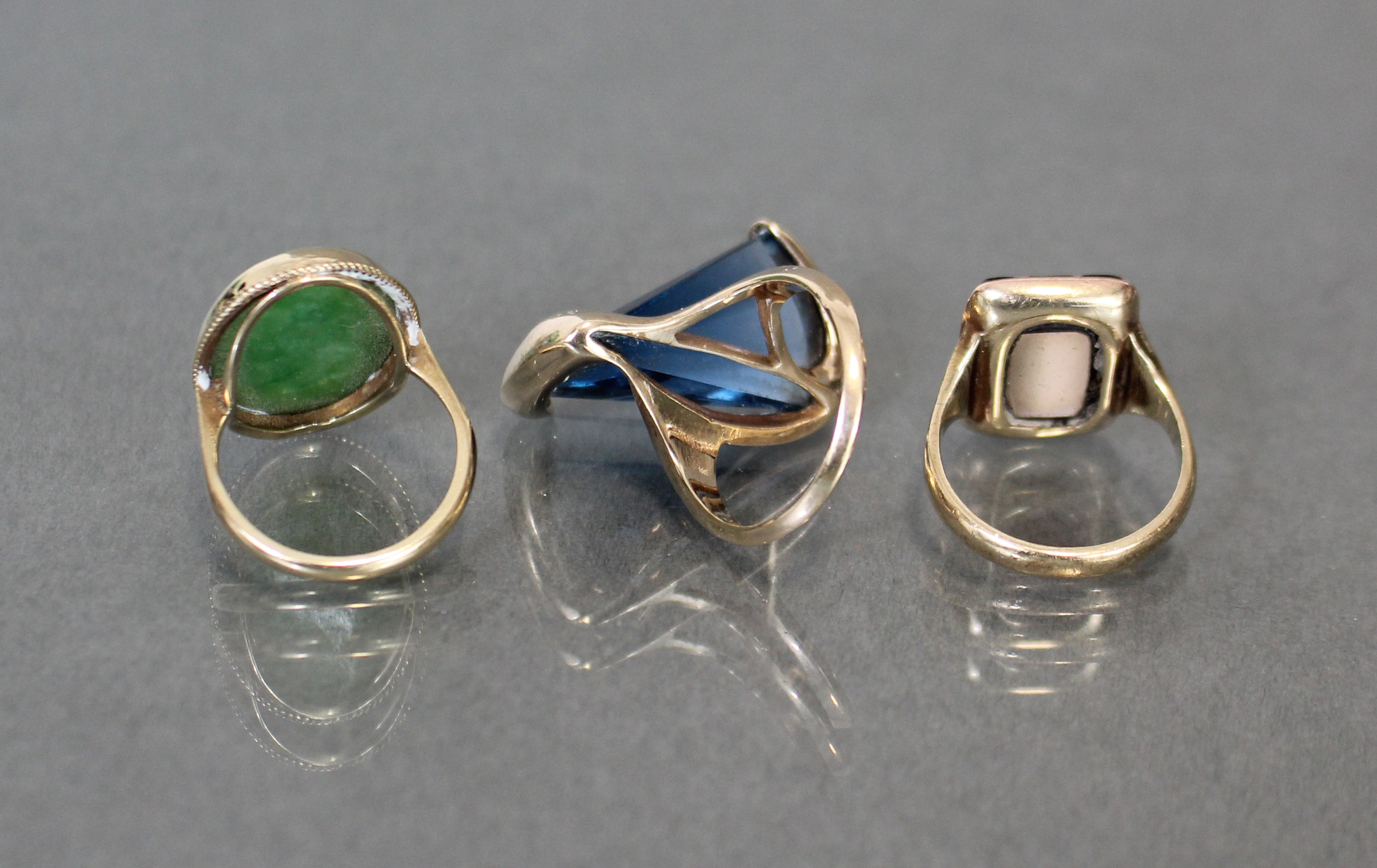 Two 9ct. gold gem-set rings; & a signet ring, the carnelian matrix with engraved intaglio bust of an - Image 3 of 3