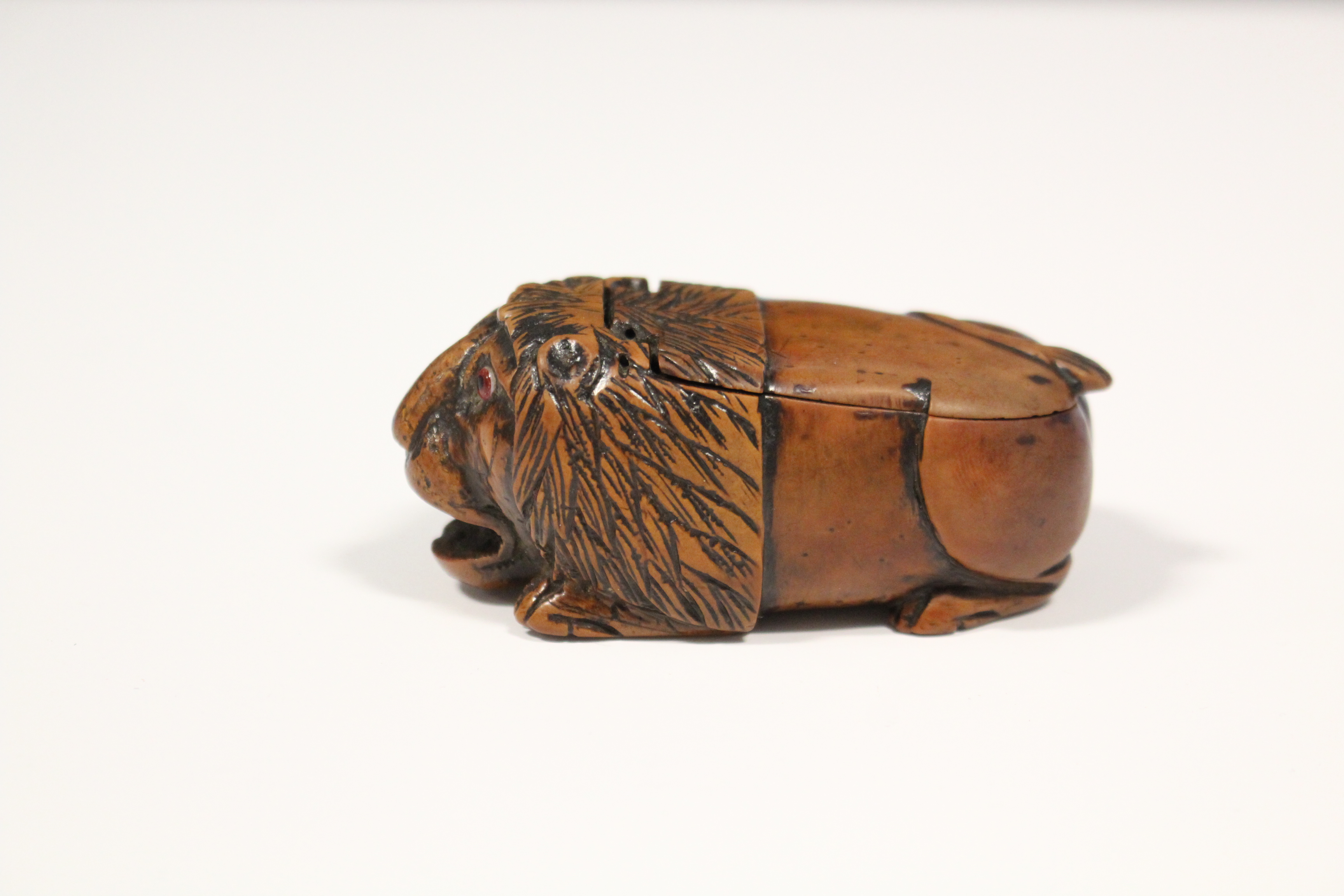 A 19th century coquilla-nut snuff box carved in the form of a crouching lion, with inset glass - Image 4 of 6