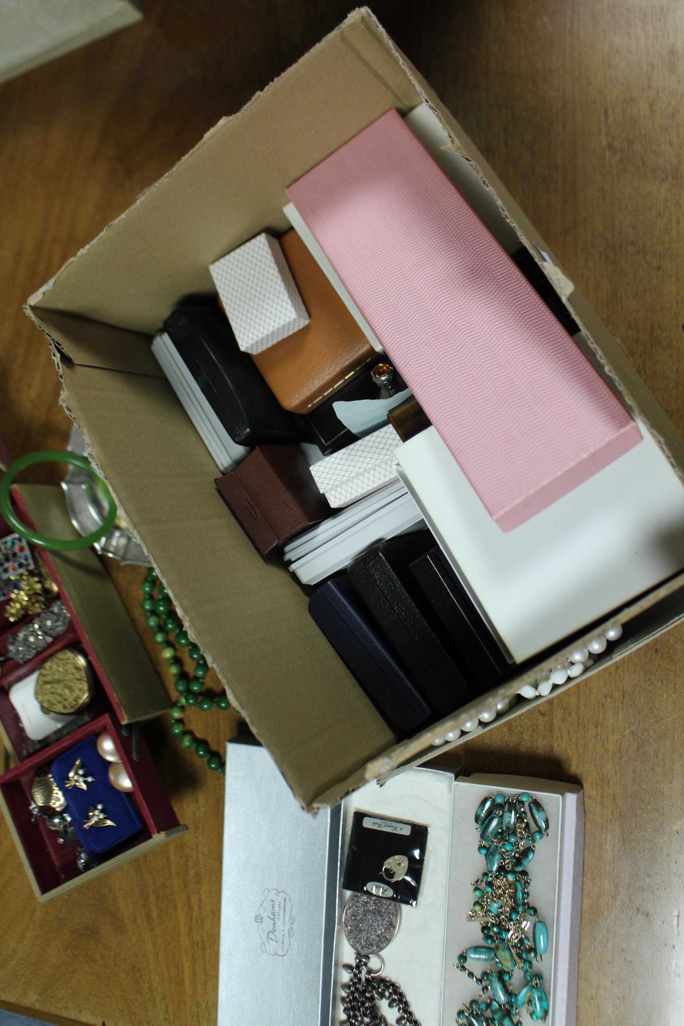 A quantity of costume jewellery. - Image 5 of 5