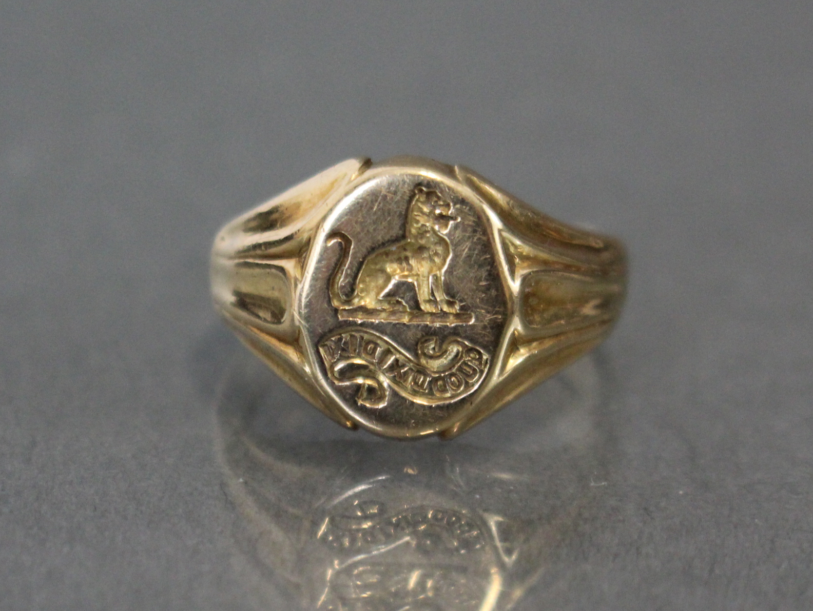 A late Victorian 18ct. gold signet ring with engraved family crest; London hallmarks for 1890; size: