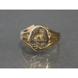 A late Victorian 18ct. gold signet ring with engraved family crest; London hallmarks for 1890; size: