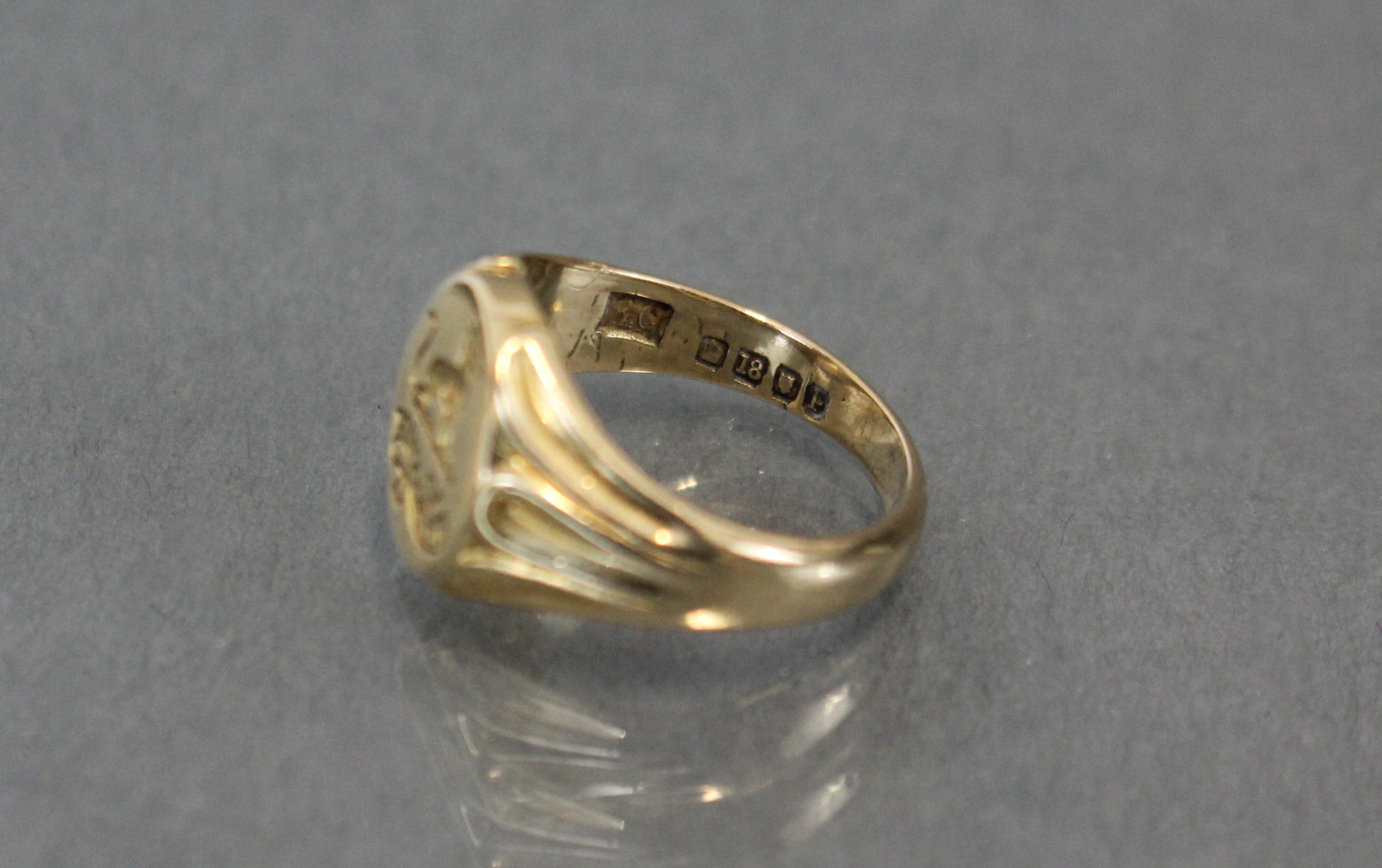 A late Victorian 18ct. gold signet ring with engraved family crest; London hallmarks for 1890; size: - Image 3 of 3