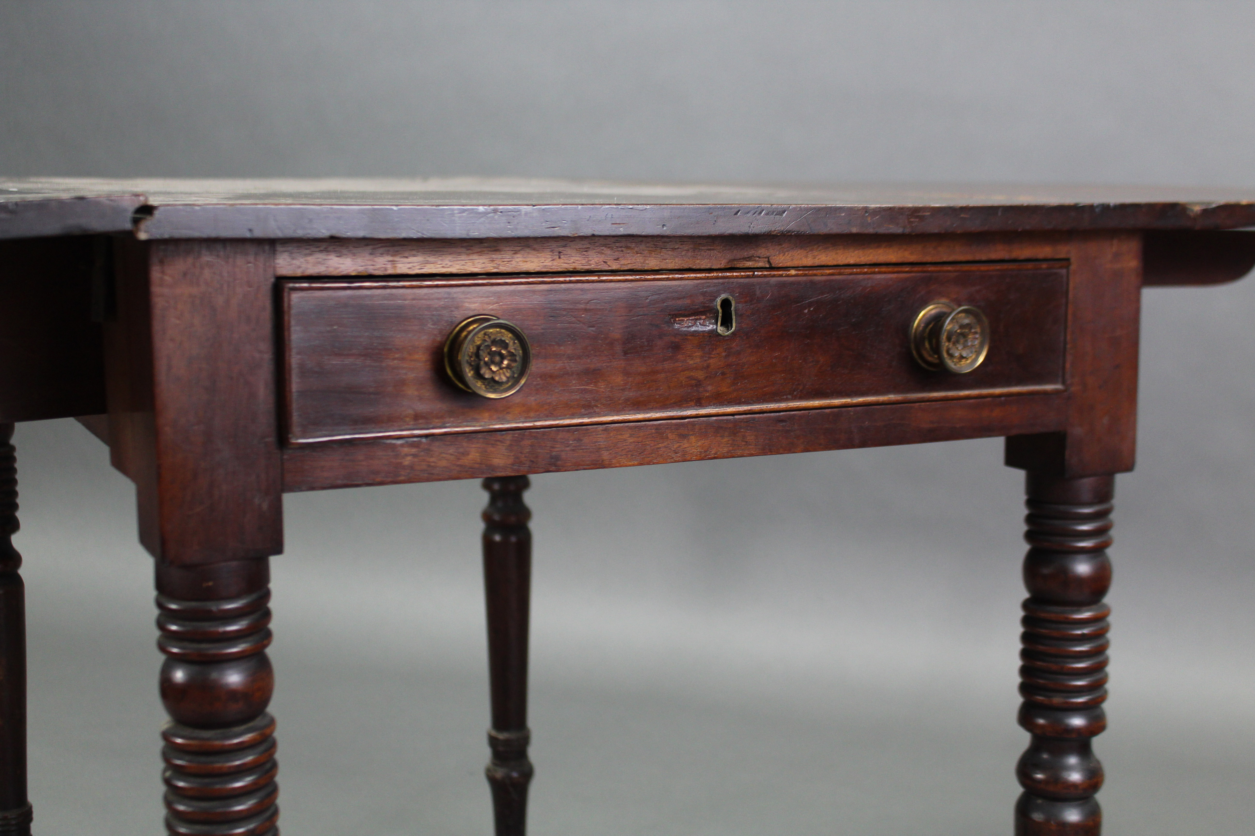 A Georgian mahogany rectangular drop-leaf table fitted drawer to one end with brass knob handles, on - Image 4 of 6