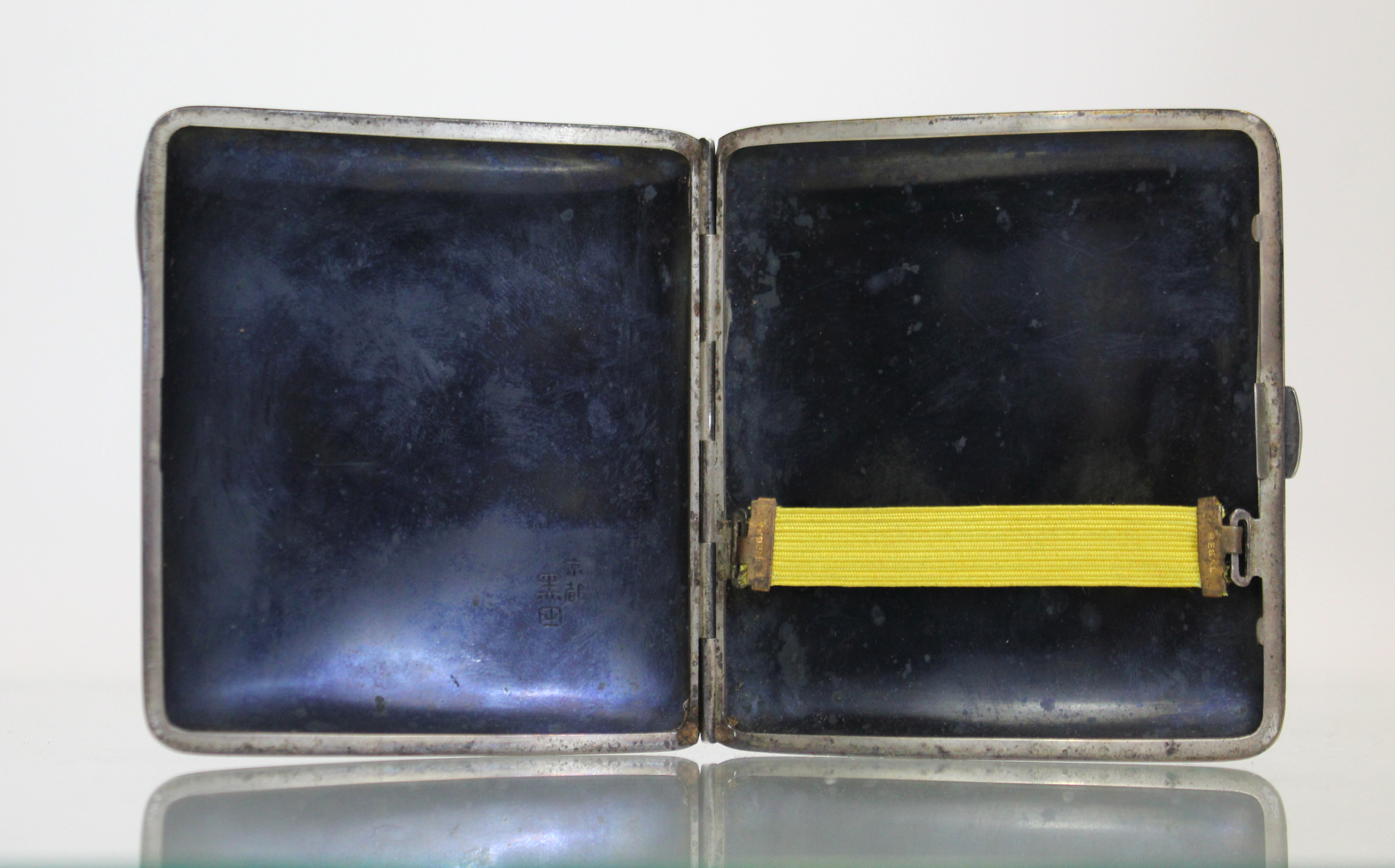 A Japanese mixed metal pocket cigarette case by Kuroda of Kioto, decorated with a figure - Image 4 of 5