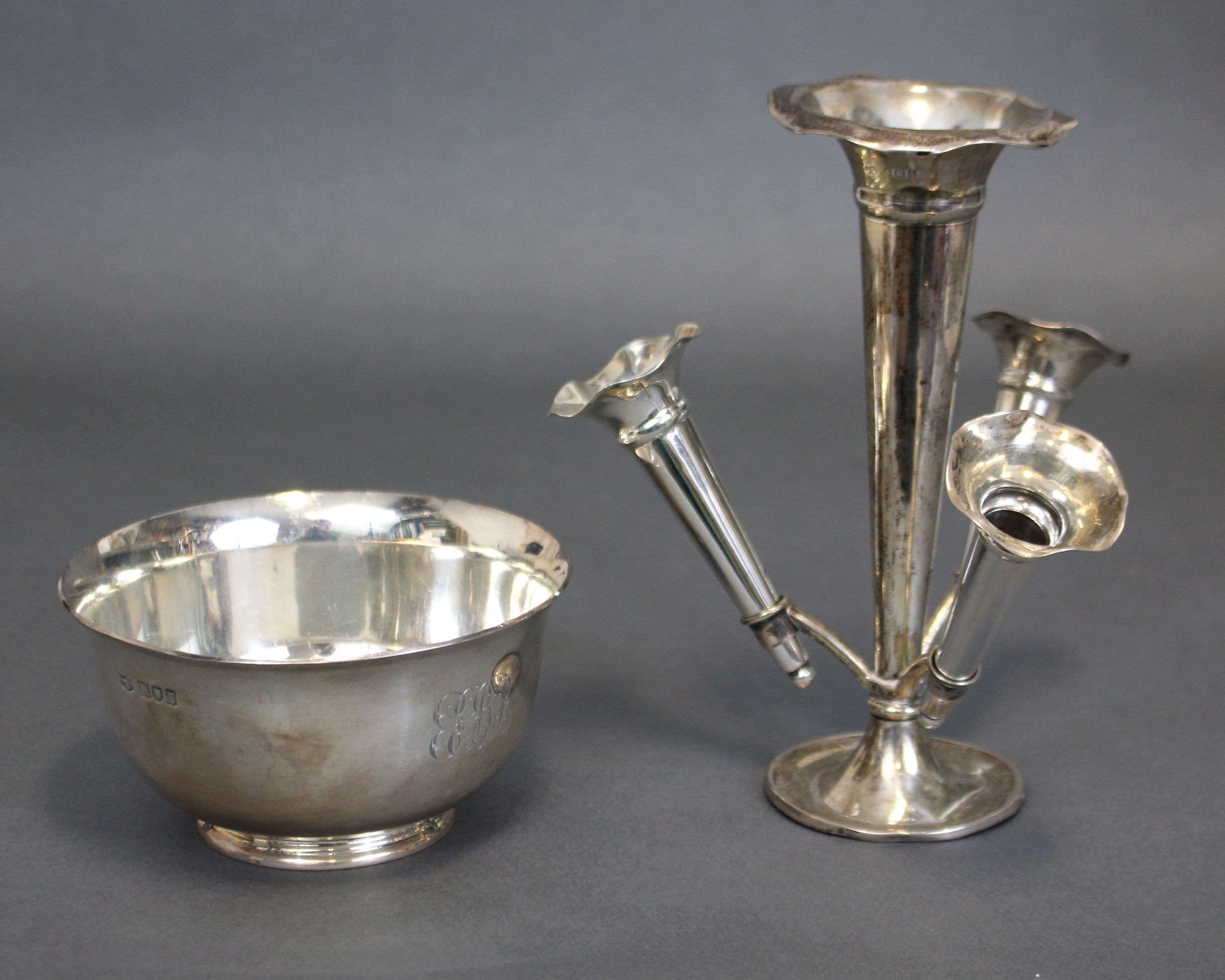 A George V silver epergne with central trumpet-shaped vase supporting three removable receivers, 6½“