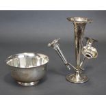 A George V silver epergne with central trumpet-shaped vase supporting three removable receivers, 6½“