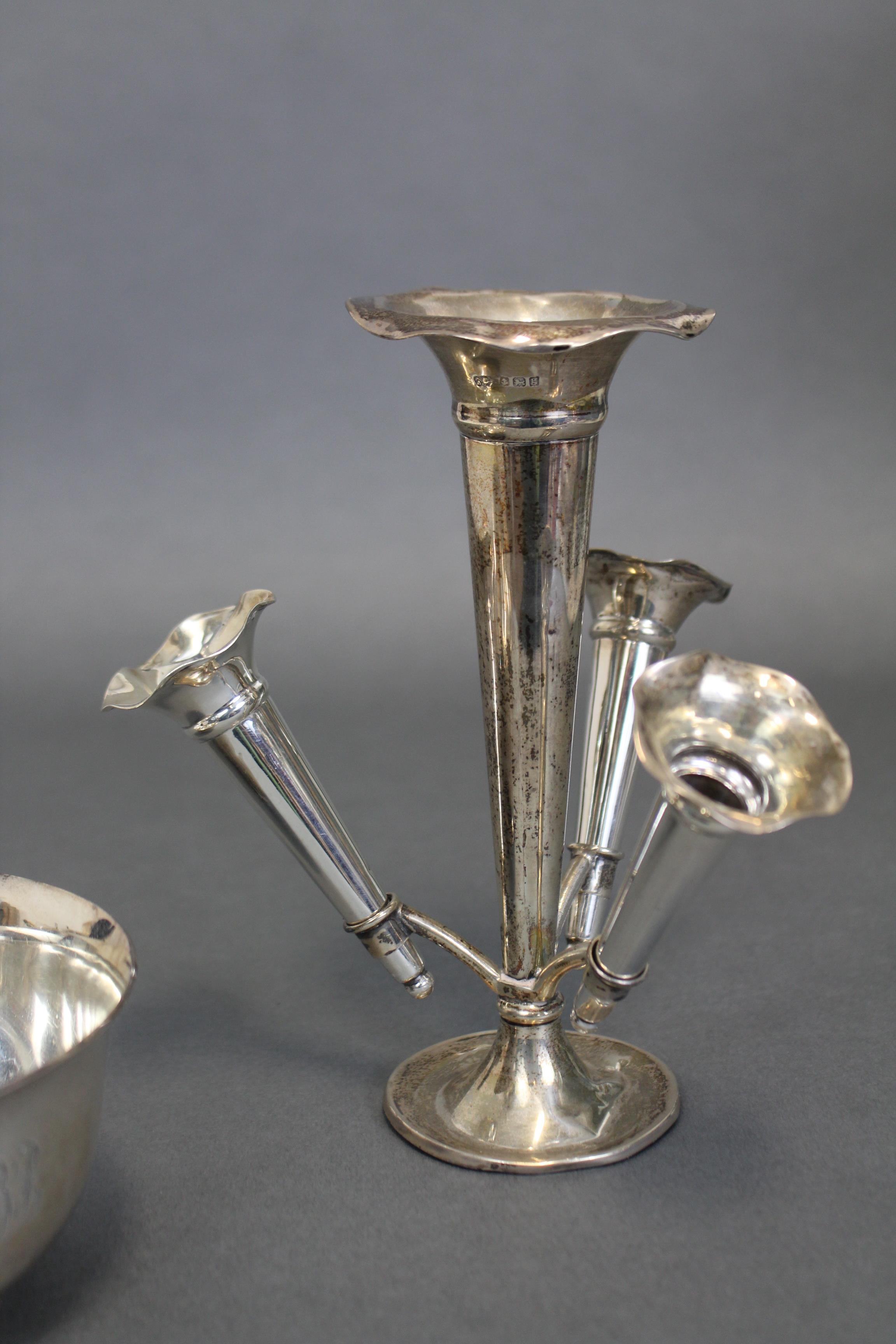 A George V silver epergne with central trumpet-shaped vase supporting three removable receivers, 6½“ - Image 2 of 3