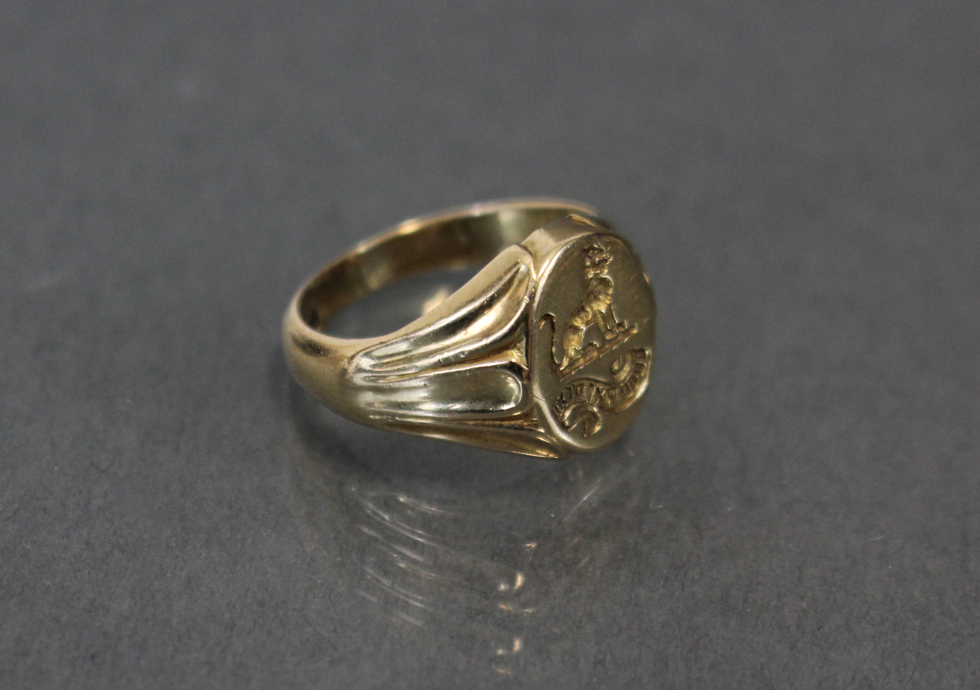 A late Victorian 18ct. gold signet ring with engraved family crest; London hallmarks for 1890; size: - Image 2 of 3