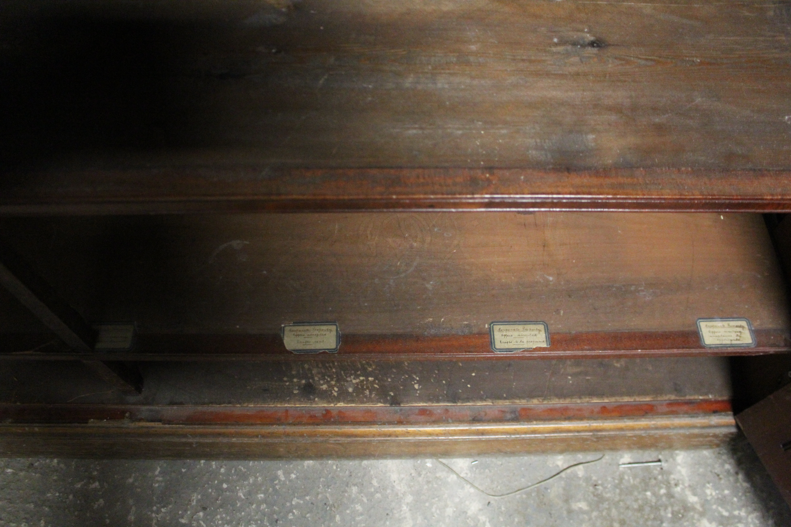 AN EARLY VICTORIAN MAHOGANY BOOKCASE, with moulded cornice above four graduated shelves enclosed - Image 8 of 10