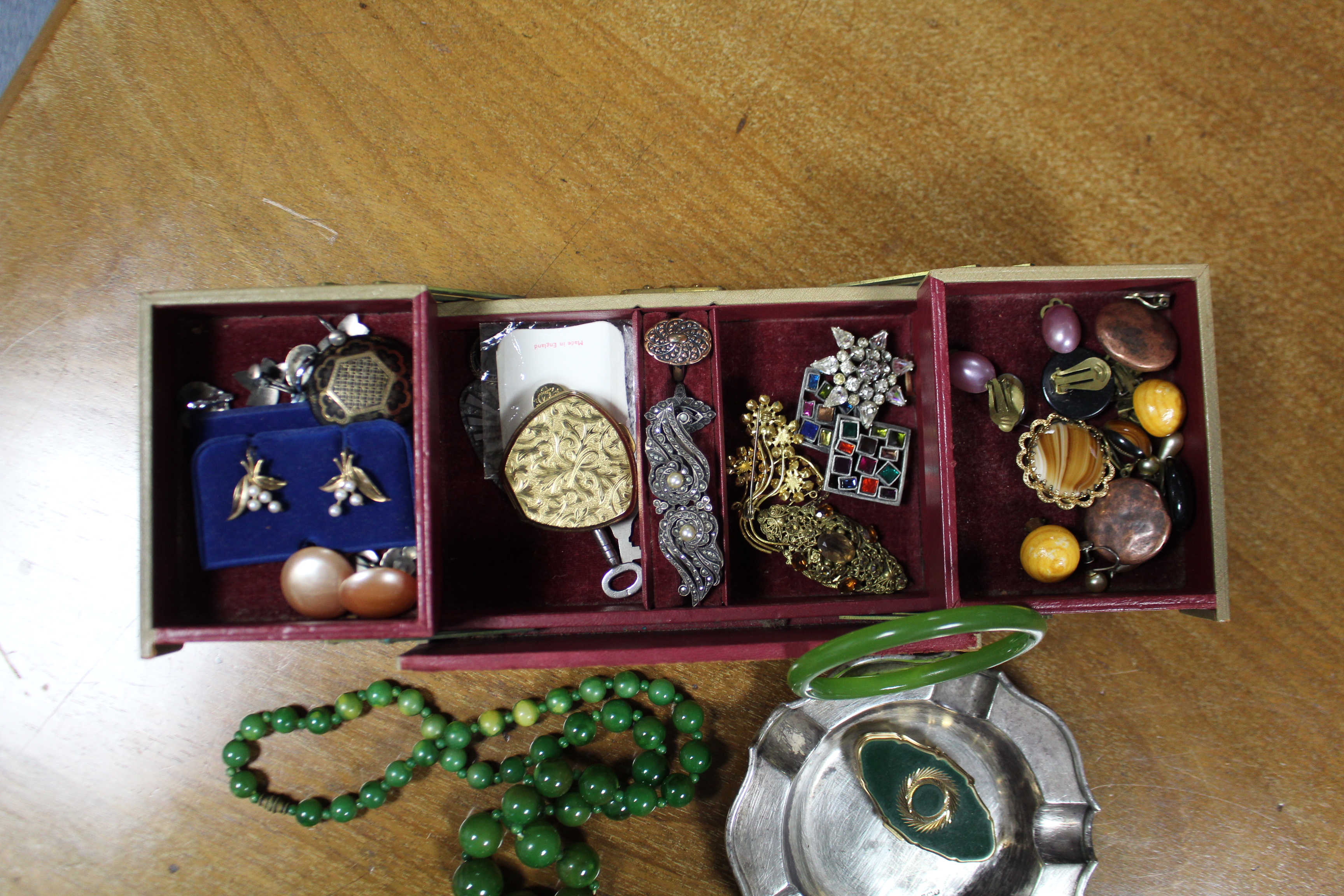 A quantity of costume jewellery. - Image 2 of 5