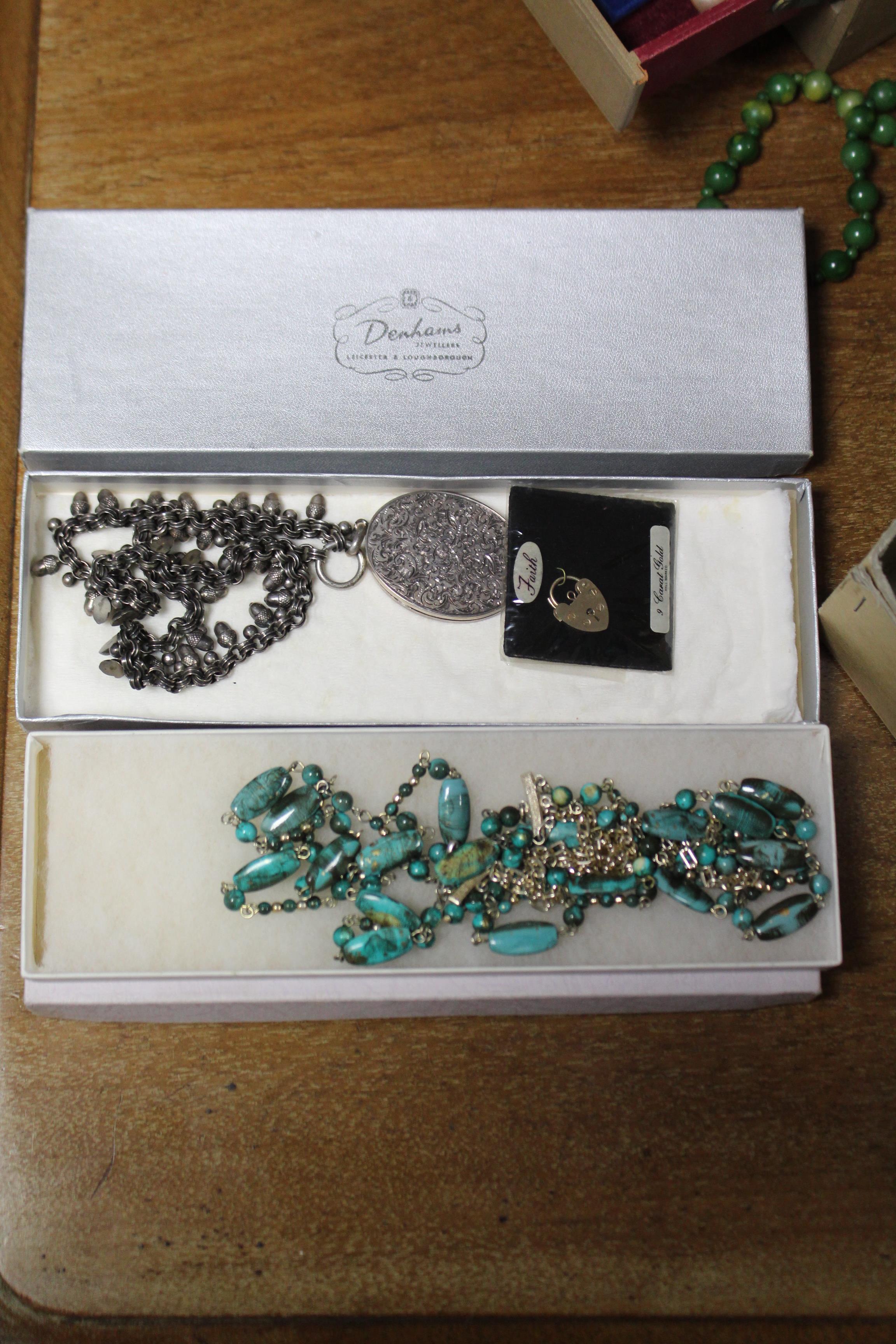 A quantity of costume jewellery. - Image 4 of 5