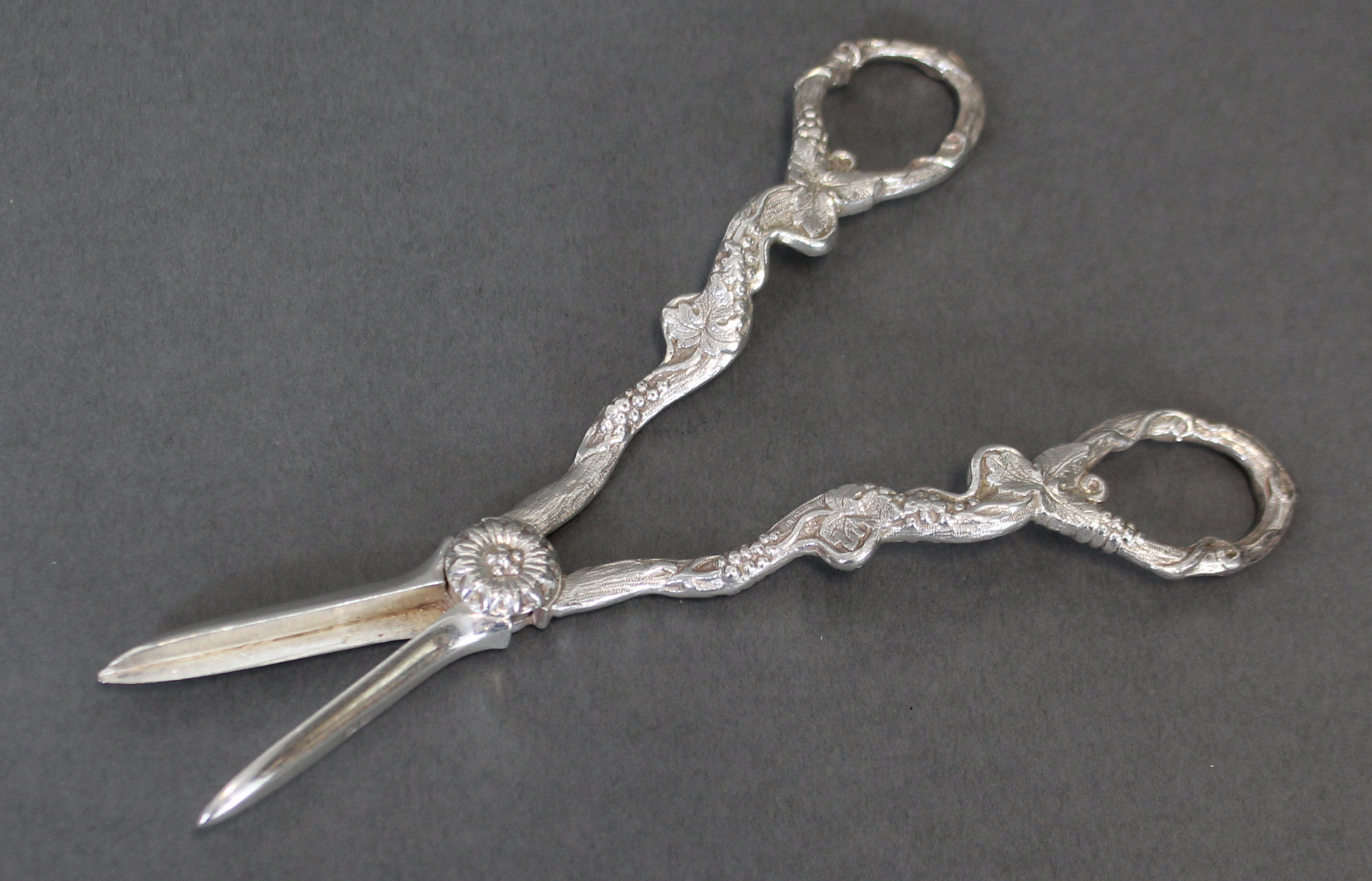 A pair of modern silver grape scissors with cast grapevine stems; London 1969, by D. J. Silver. (3.2 - Image 2 of 3