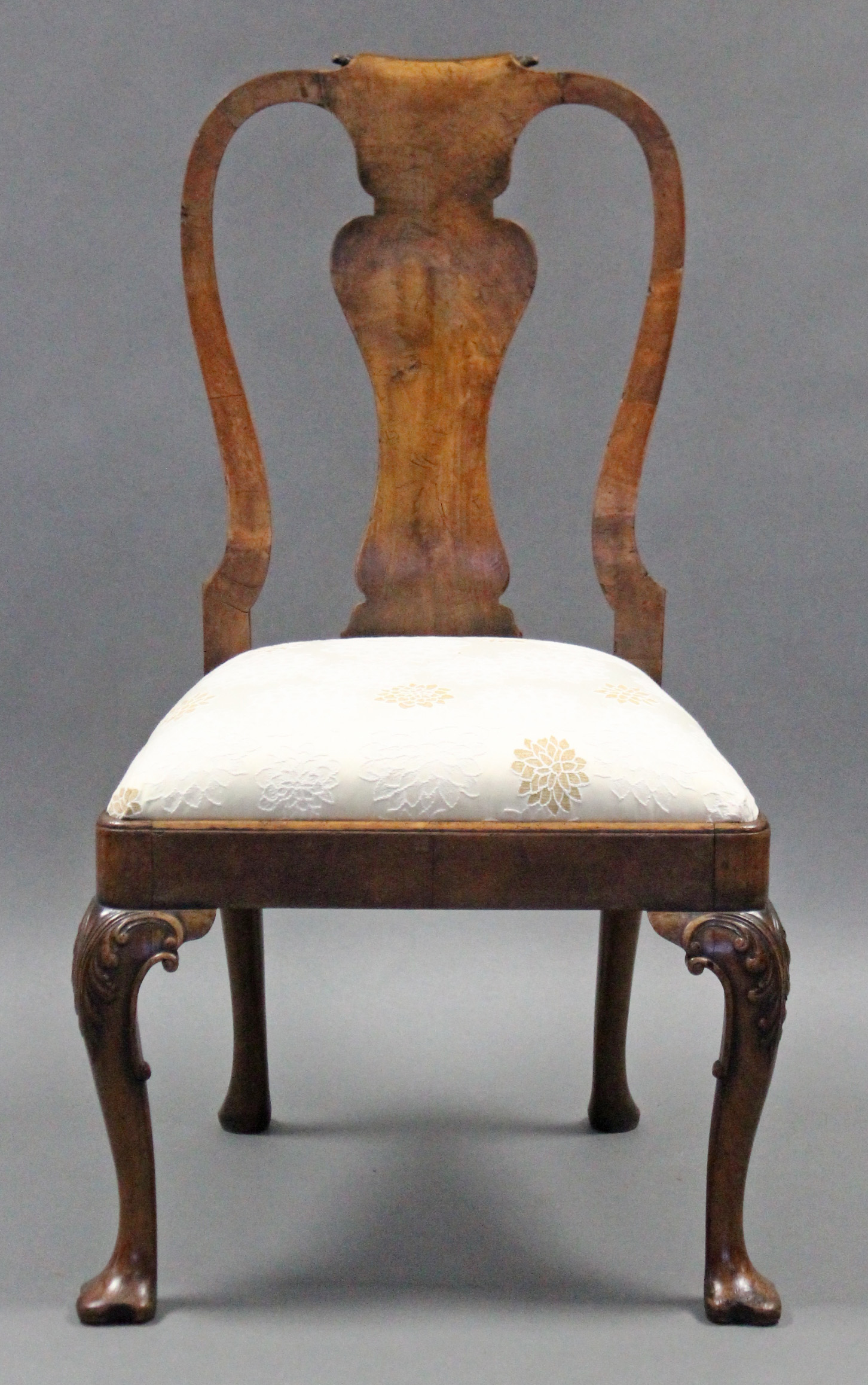 A George I style walnut dining chair with shaped splat back, padded drop-in seat & carved cabriole - Image 2 of 2