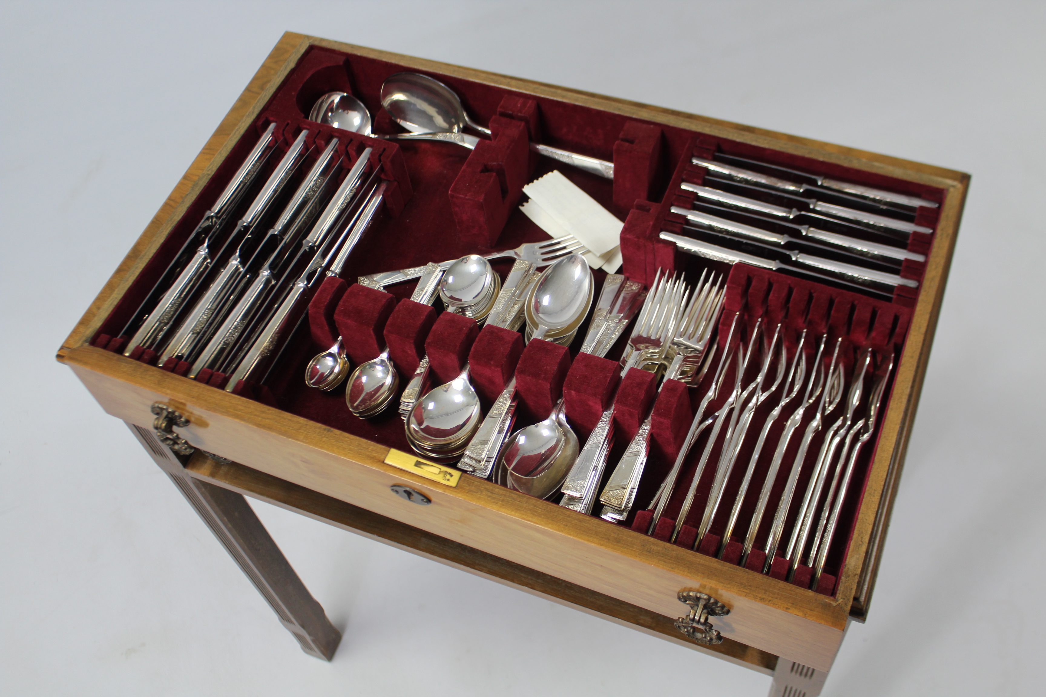 A service of Heritage plated flatware comprising of one hundred & four items, in walnut two-drawer - Image 2 of 4