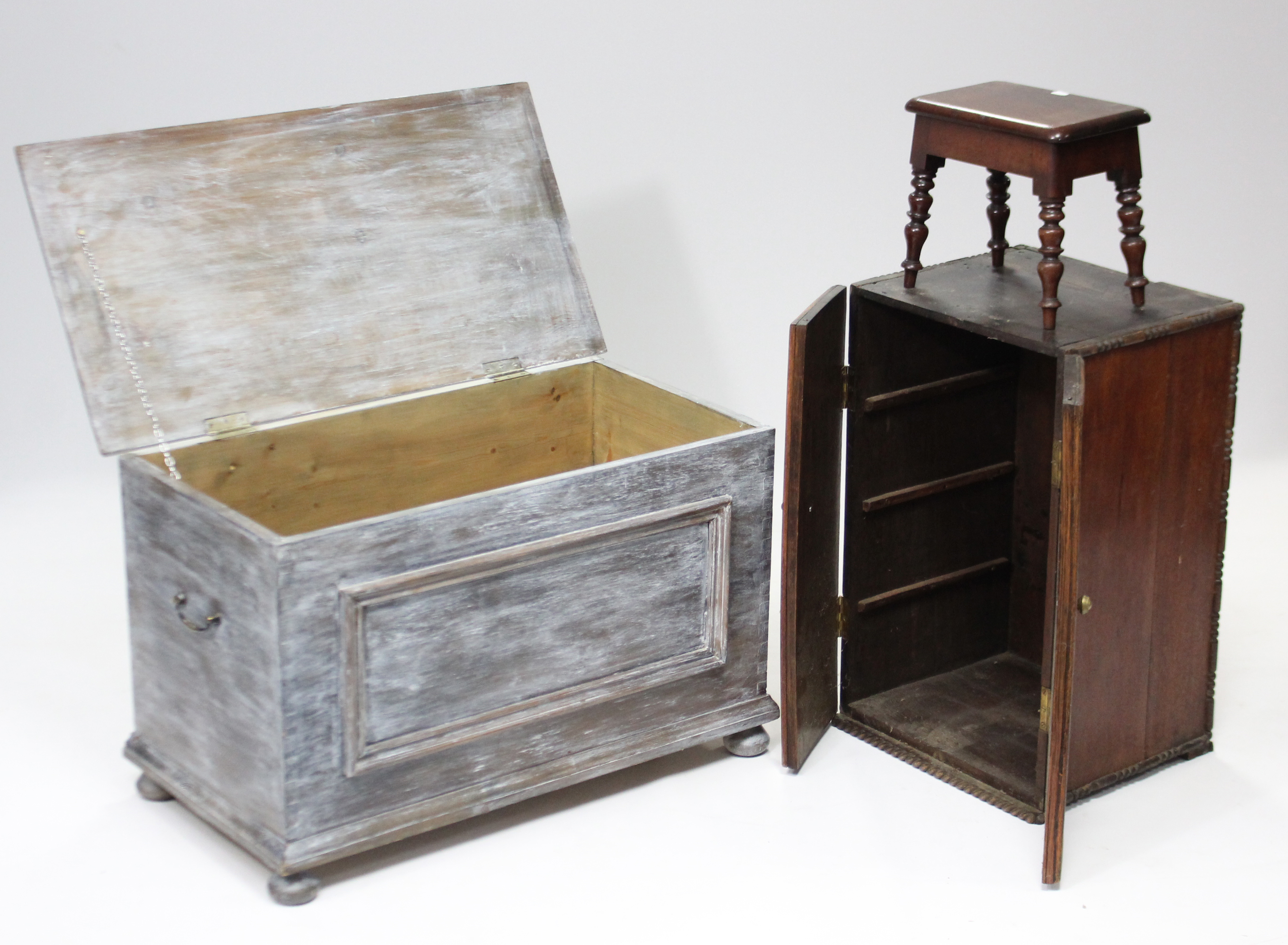 A grey painted pine storage trunk with hinged lift-lid, & on turned feet, 32” wide; a small oak - Image 2 of 2