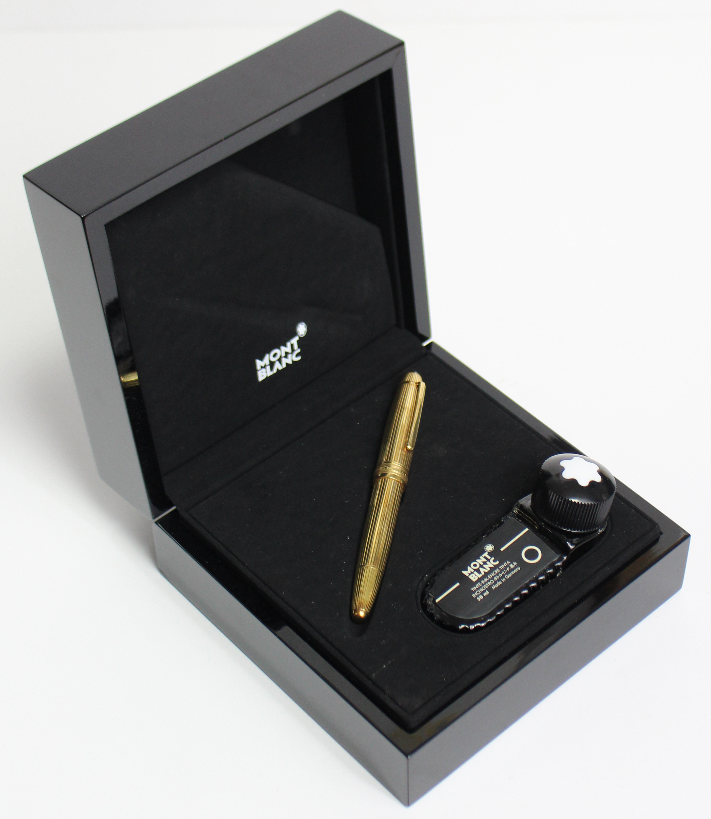 A Mont Blanc "No. 146" desk fountain pan in fitted case, & complete with a bottle of ink.