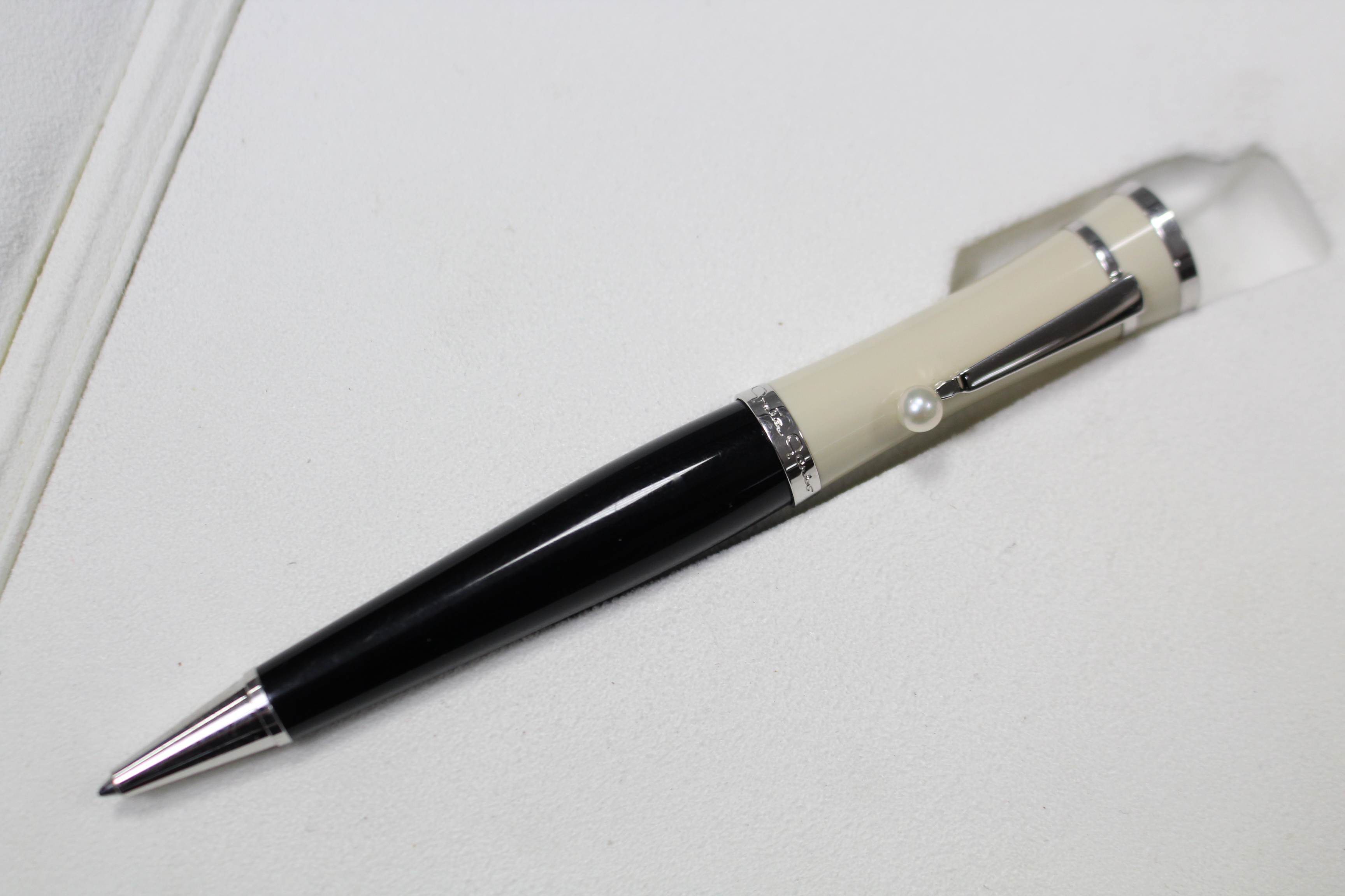 A MONT BLANC SPECIAL EDITION "GRETA GARBO" BALL-POINT PEN, CASED. - Image 4 of 4