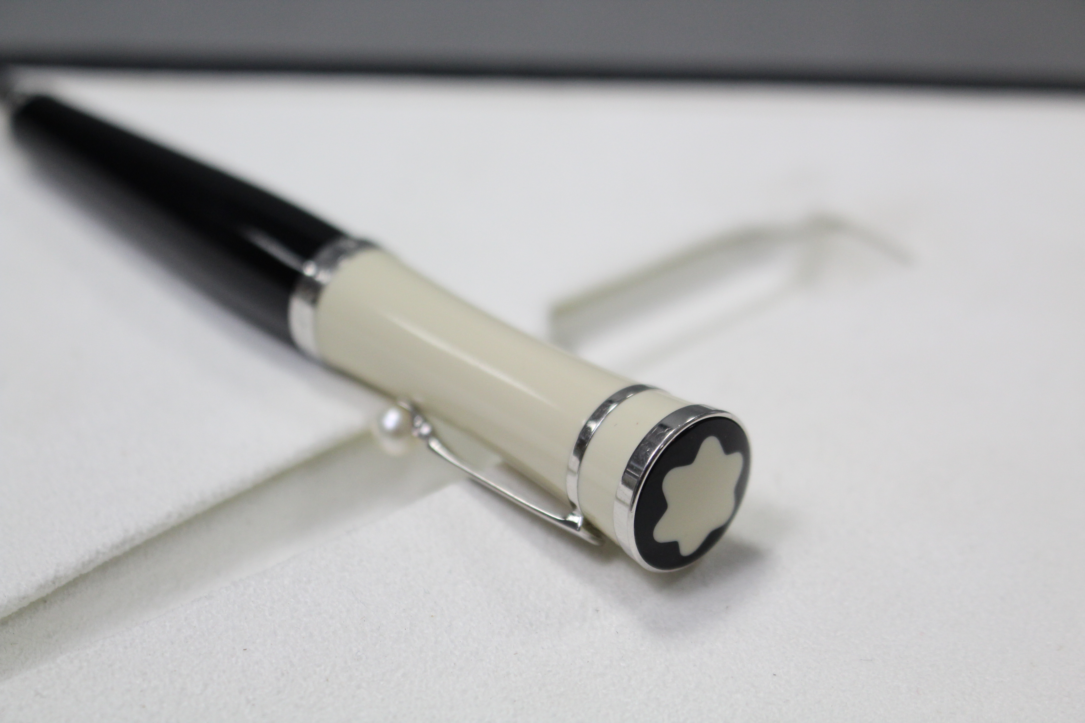 A MONT BLANC SPECIAL EDITION "GRETA GARBO" BALL-POINT PEN, CASED. - Image 3 of 4