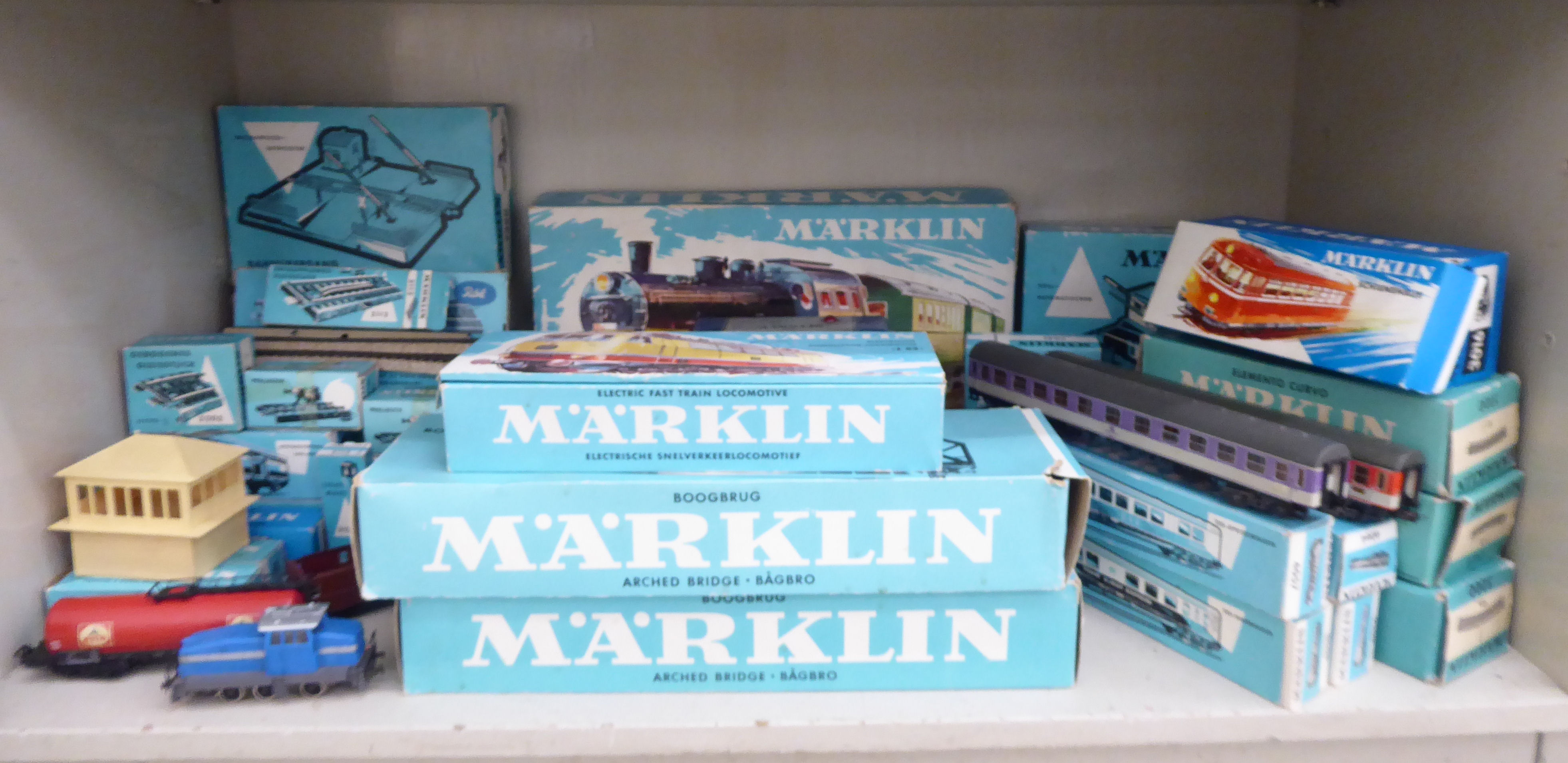 A Marklin 00 gauge diecast, tinplate and moulded plastic model train set comprising locomotives,