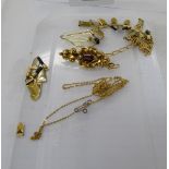 Mixed gold coloured metal jewellery: to include a brooch,
