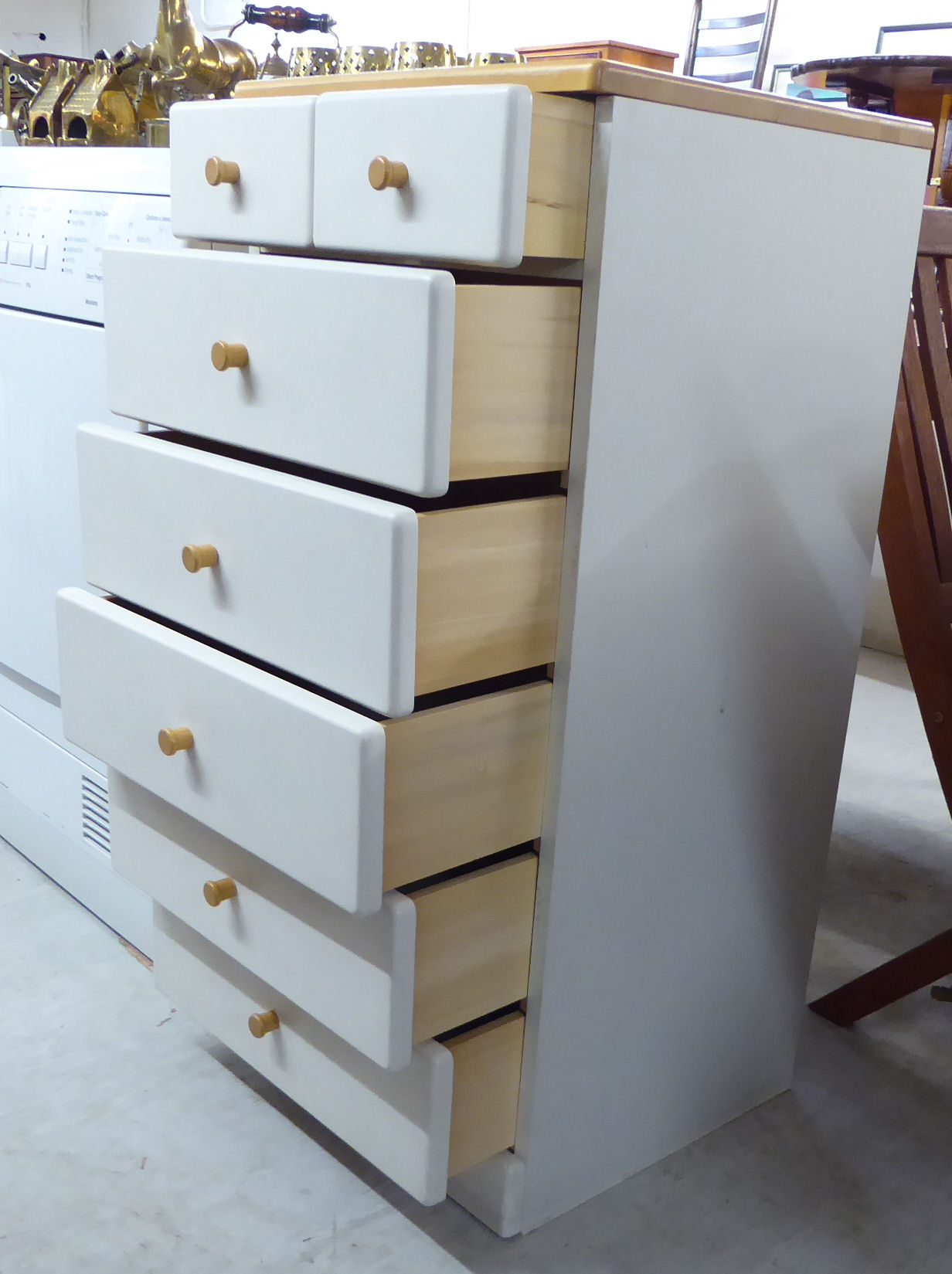 A modern white painted beech pedestal chest with two short/five long drawers, - Image 2 of 4