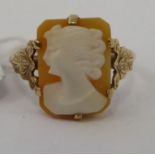 A 9ct gold cameo ring 11