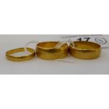 Three 22ct gold wedding rings 11