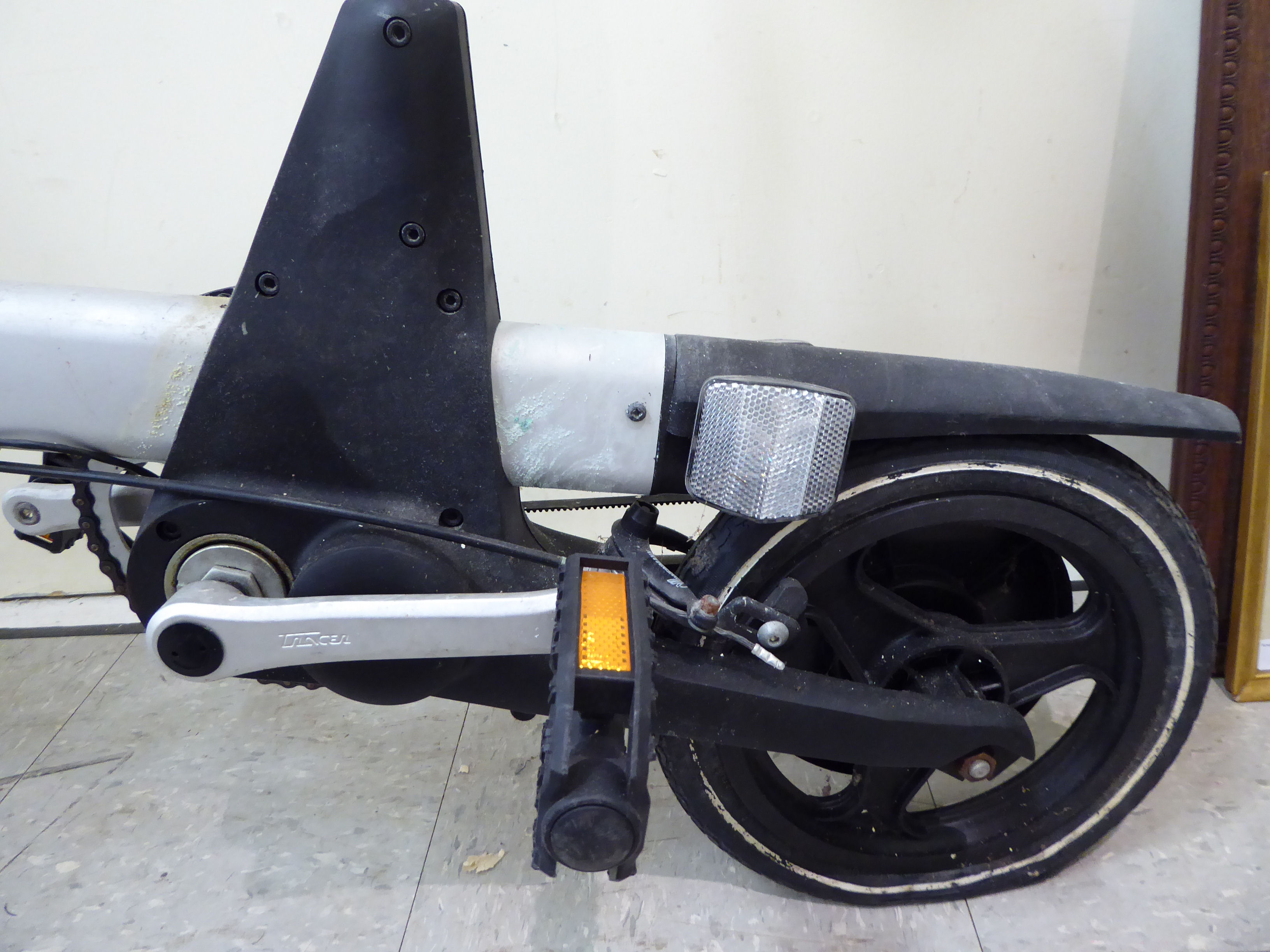 A Sinclair Research 'Zike', an ultra-lightweight bicycle, invented by Sir Clive Sinclair in 1992, - Image 2 of 4