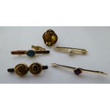 Items of personal ornament: to include a 9ct gold bar brooch,
