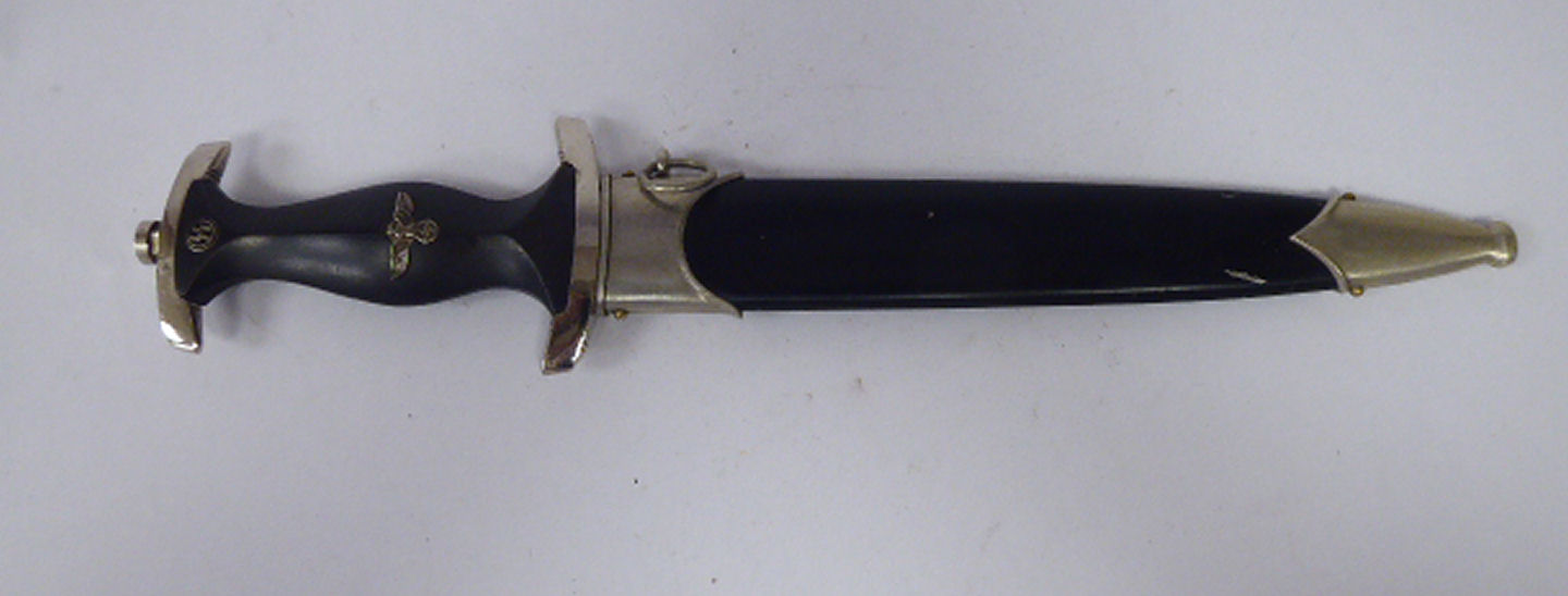 A German SS dagger, the ebonised handle with emblems, - Image 3 of 5