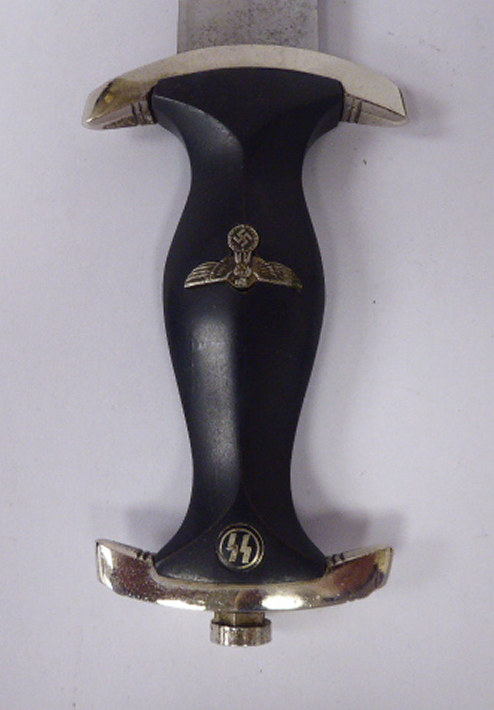 A German SS dagger, the ebonised handle with emblems, - Image 4 of 5