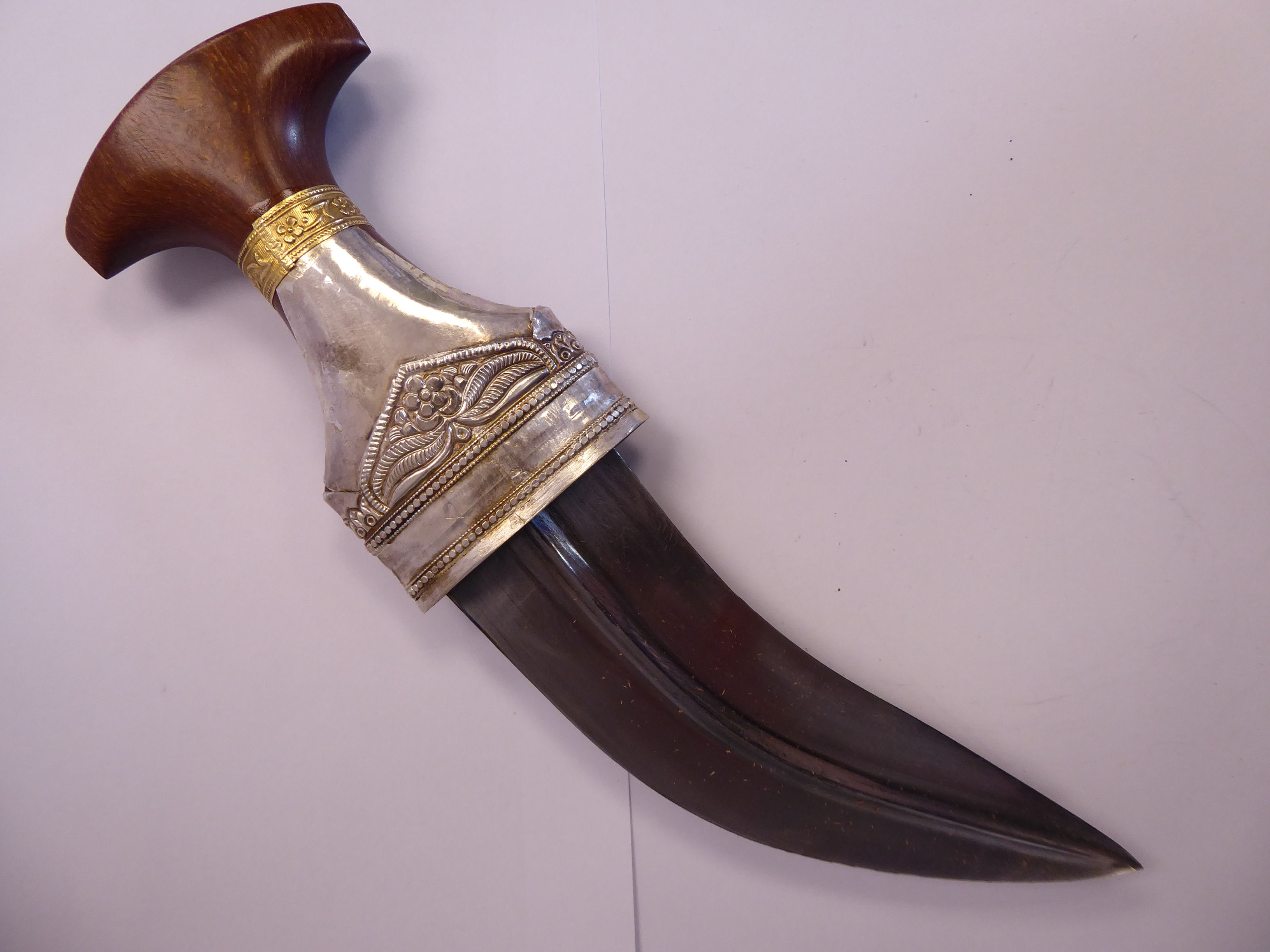 An Omani Khanjav dagger, the wooded handle with overlaid bi-coloured metal ornament, - Image 3 of 6