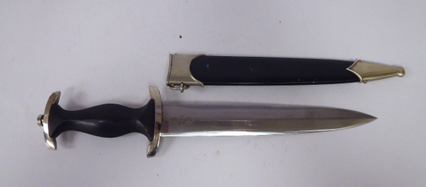 A German SS dagger, the ebonised handle with emblems, - Image 2 of 5