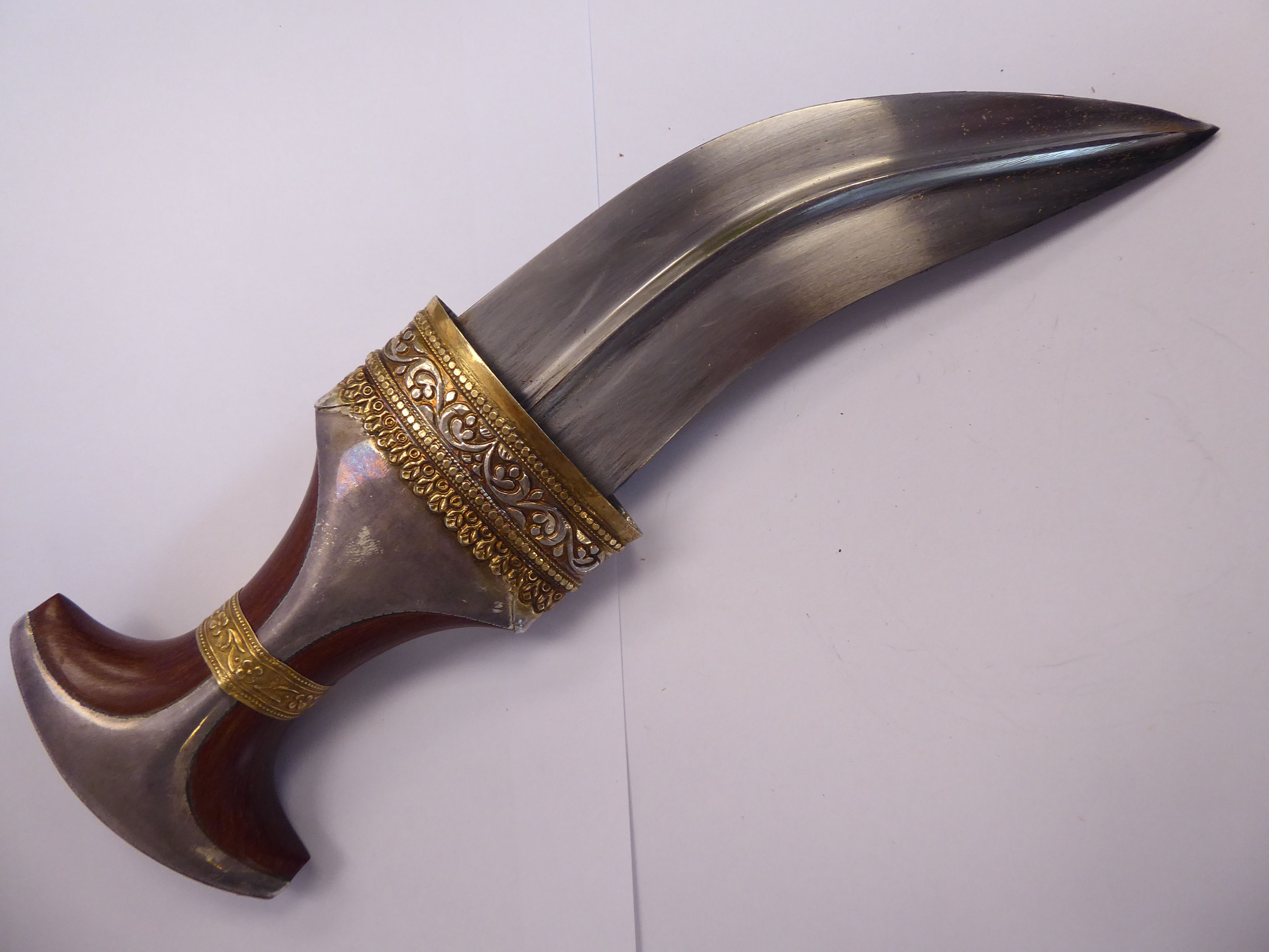 An Omani Khanjav dagger, the wooded handle with overlaid bi-coloured metal ornament, - Image 4 of 6