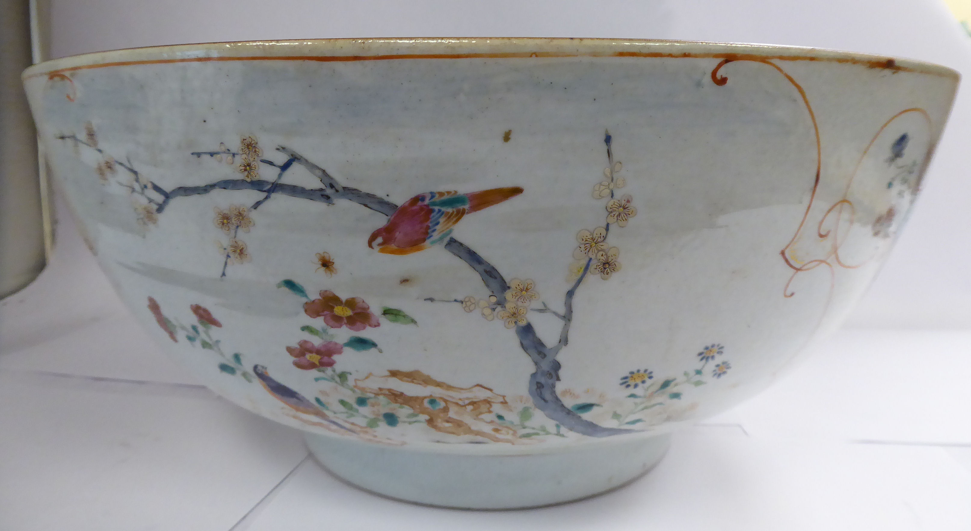 A late 18thC Chinese porcelain footed bowl, decorated in European taste in reserves with figures, - Image 3 of 11