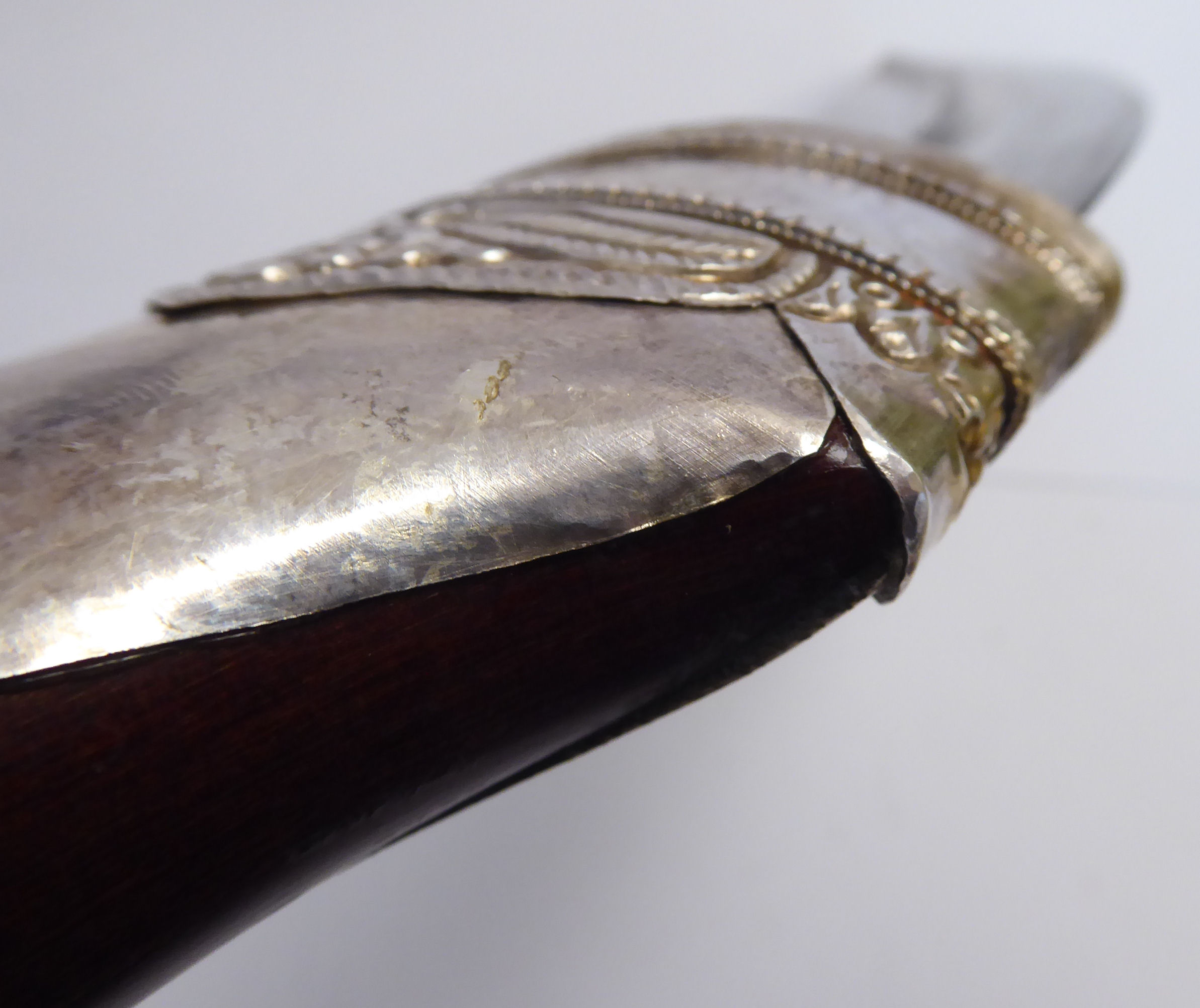 An Omani Khanjav dagger, the wooded handle with overlaid bi-coloured metal ornament, - Image 5 of 6