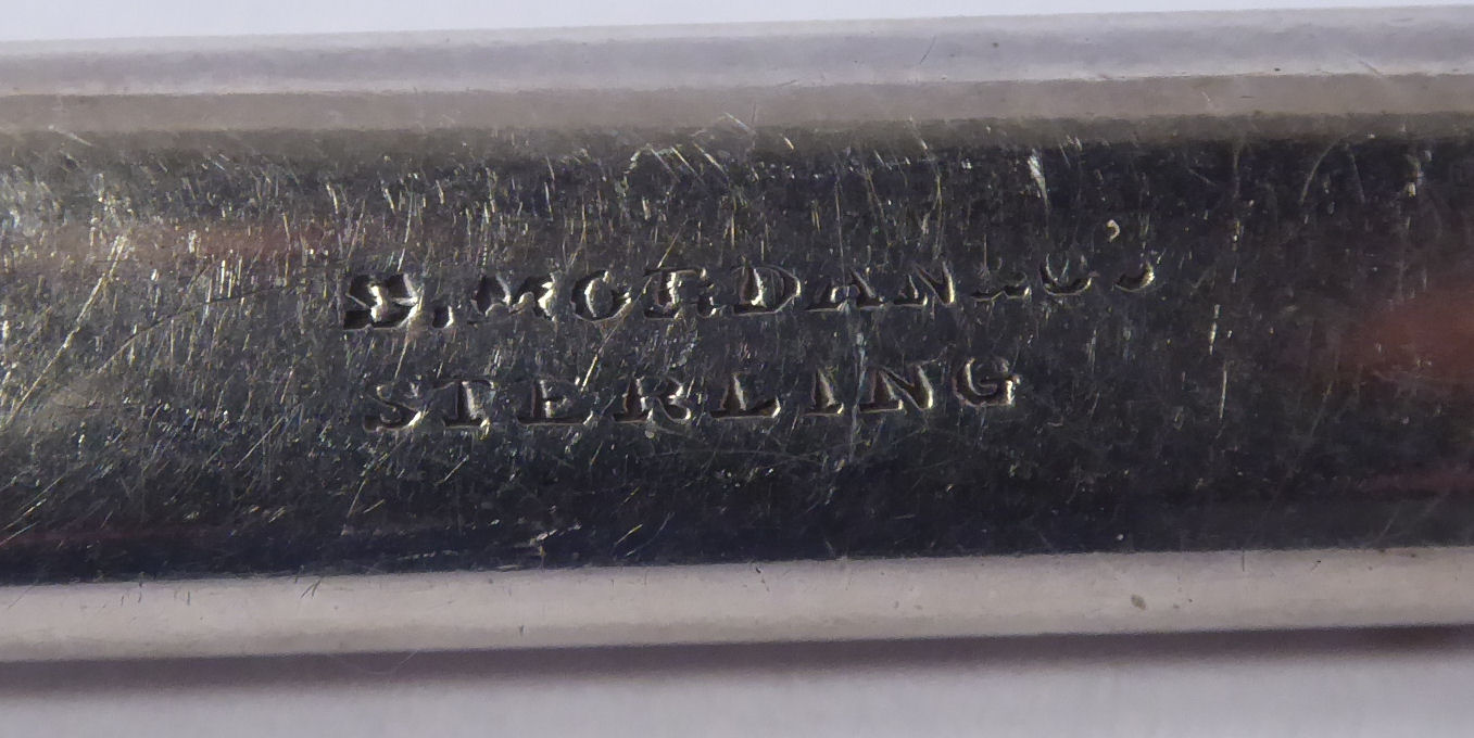 Ten items of 'vintage' silver, silver coloured and white metal cased writing equipment, viz. - Image 5 of 8