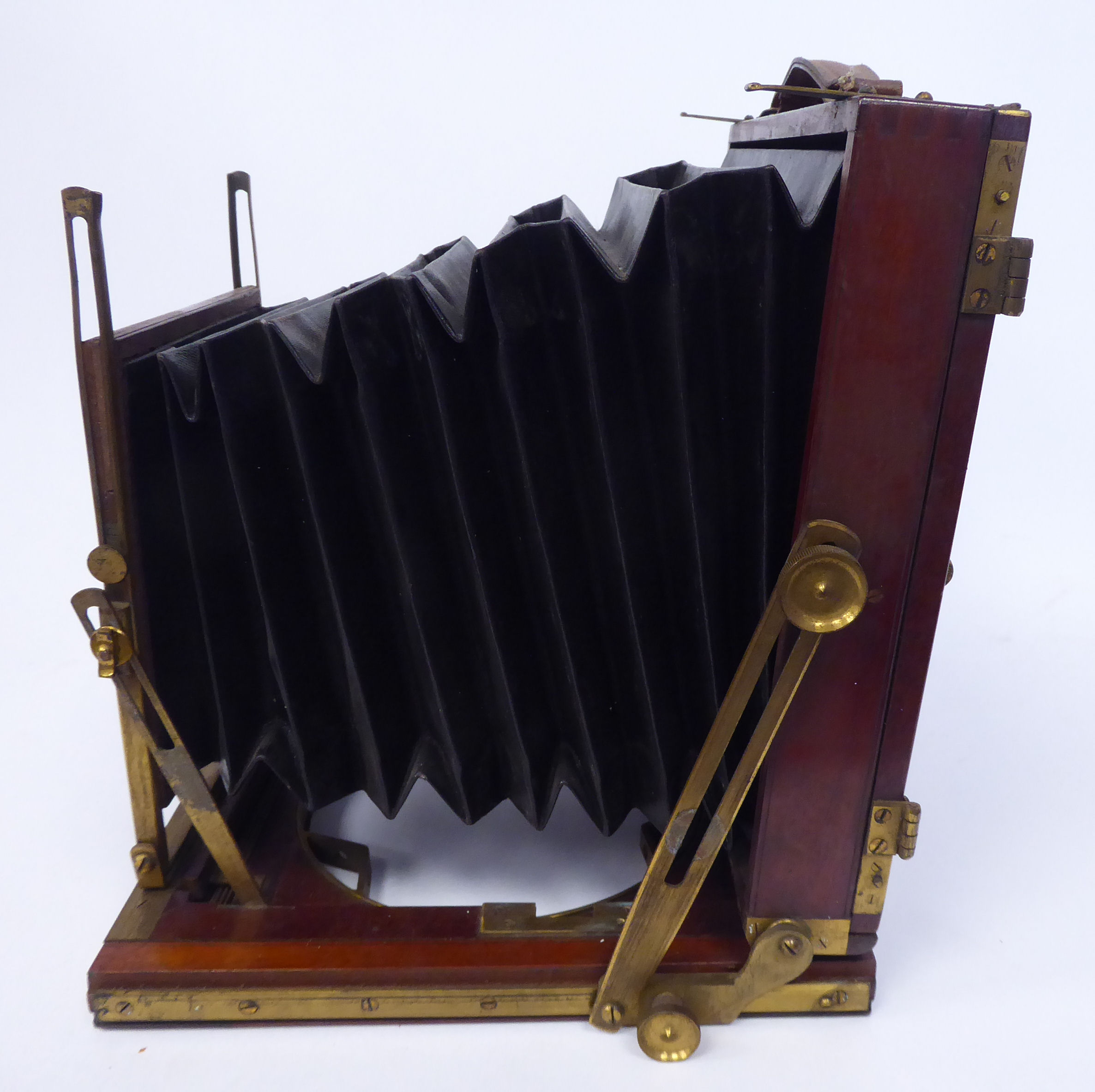 A late 19thC lacquered brass moulded mahogany plate camera with a cased Busch's Vadermecium Satz.No. - Image 5 of 12