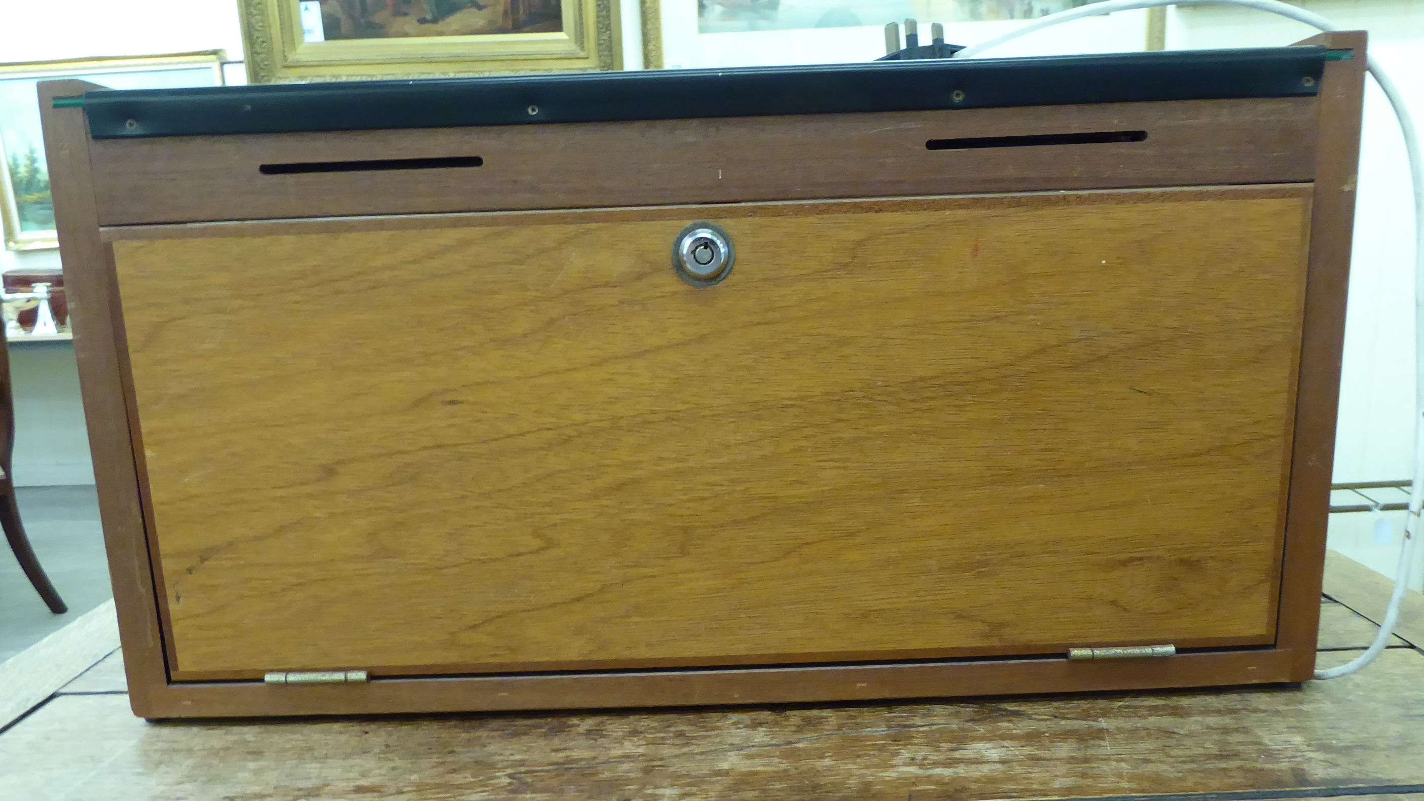 A modern retailer's partially glazed table top display cabinet 11''h 22. - Image 3 of 3