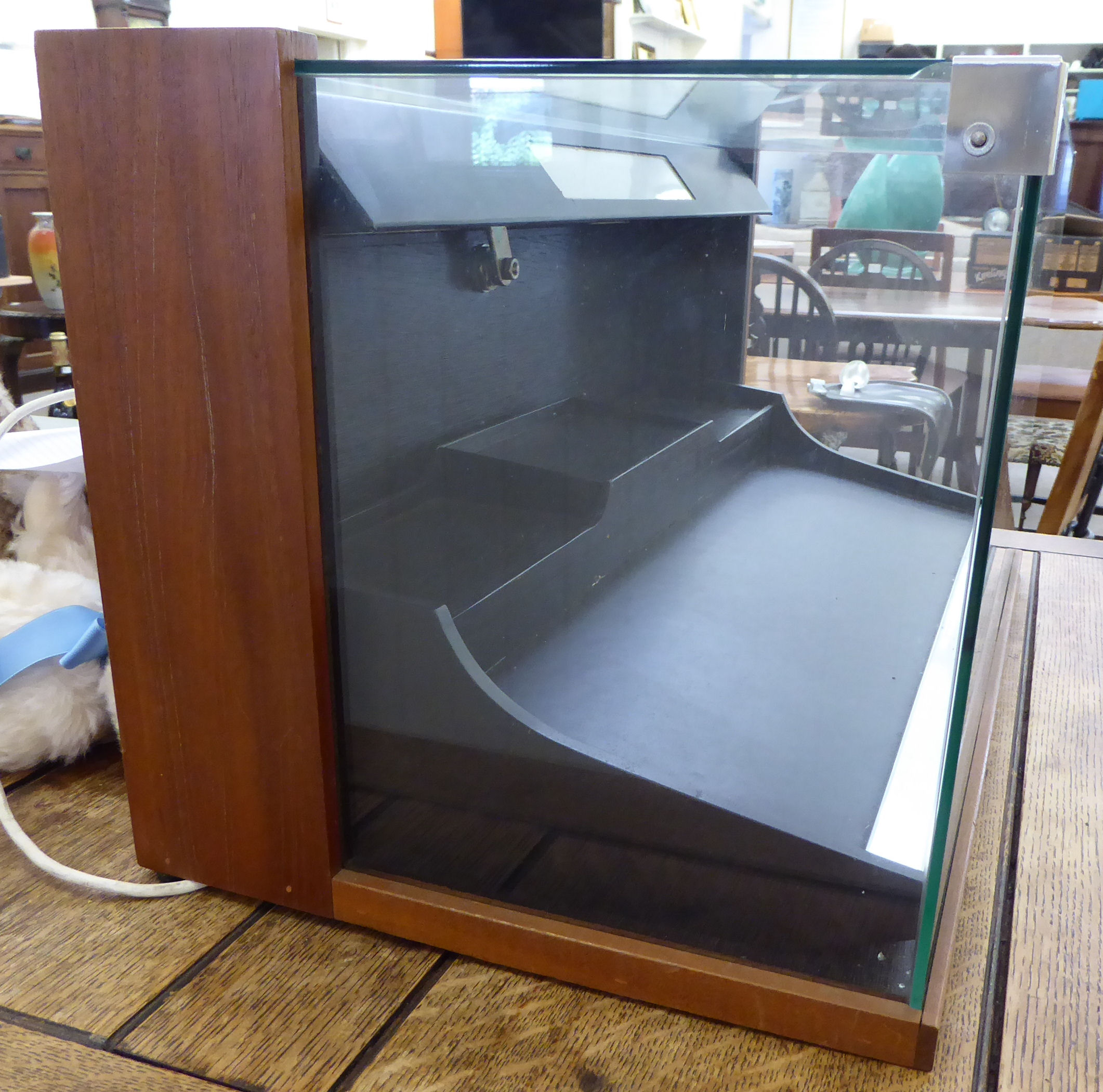 A modern retailer's partially glazed table top display cabinet 11''h 22. - Image 2 of 3