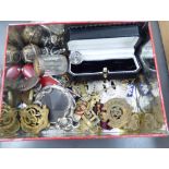 A mixed lot: to include small collectables,
