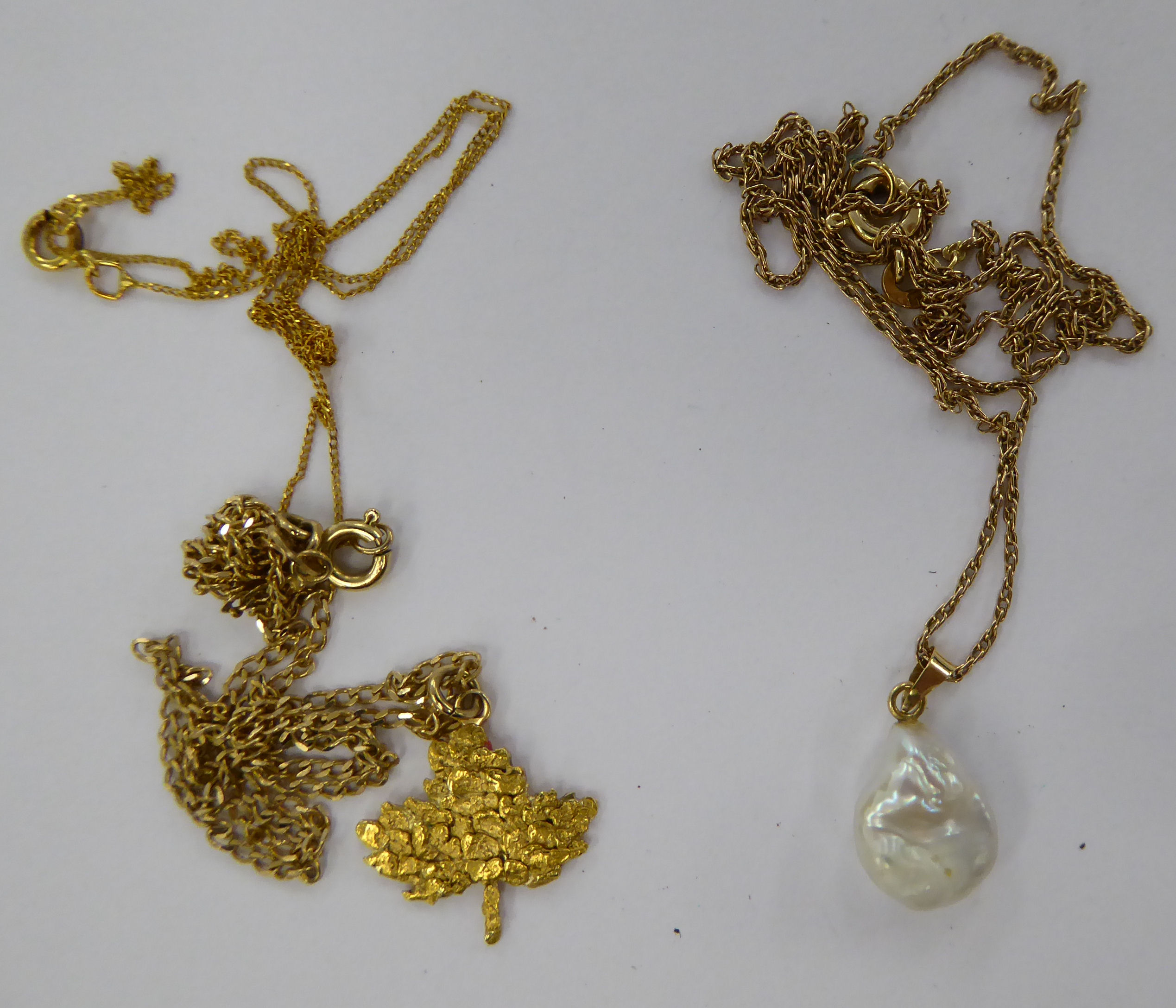 Gold coloured metal neckchains and pendants 11