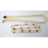 A uniform row pearl necklace,