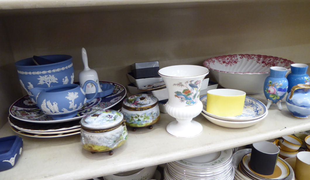 Decorative ceramics: to include a modern Royal Crown Derby china plate,