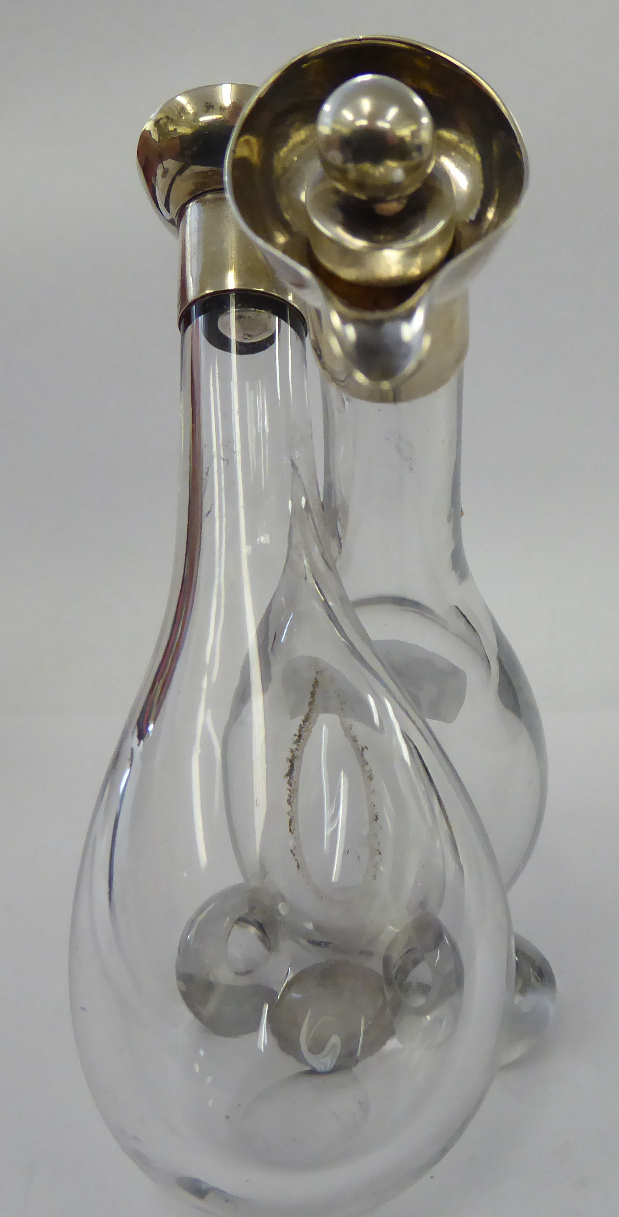 A pair of conjoined blown glass oil/vinegar bottles with silver mounts Birmingham 1924 11 - Image 3 of 3